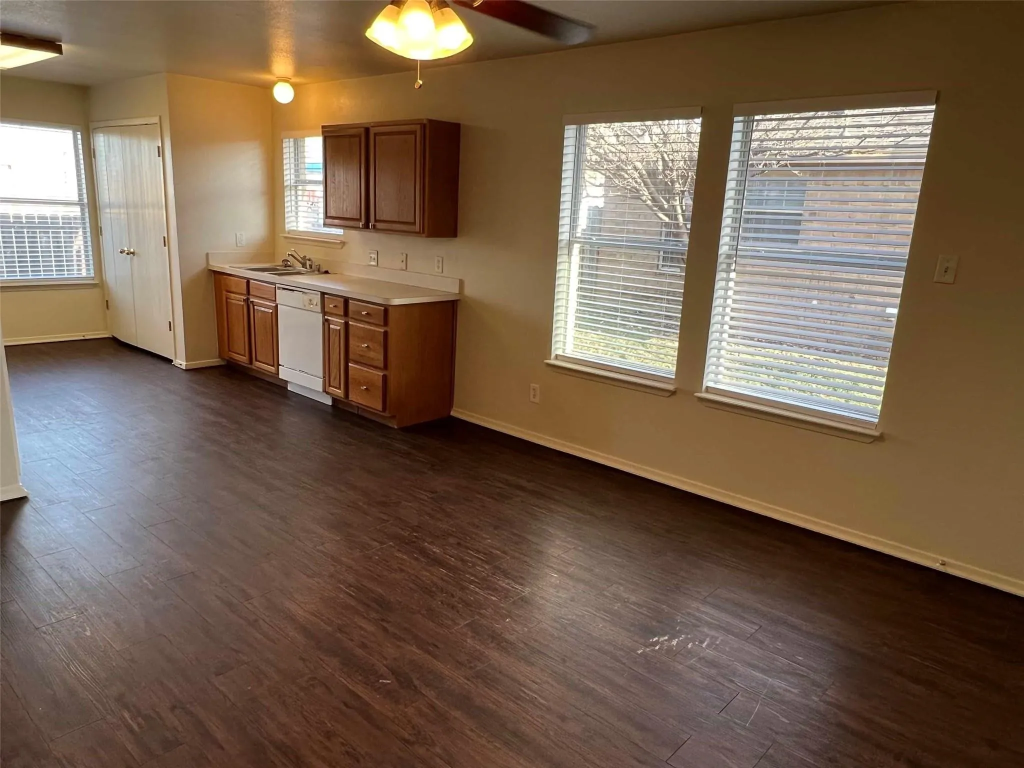 Quadruplex For Sale in Tarrant County , 121 Cambridge Drive, Saginaw, Texas 76179, 10 Bedroom, 8 Bathroom, Garage spaces, 0 Sqft, built in 2003, mls#21308572, Real Estate Agent in Saginaw, Homes For Sale in Tarrant county, Homes For Sale in Saginaw, Realtor in Saginaw Texas, Real Estate Brokerage Independent Realty Texas, Luminita Cordes Realtor