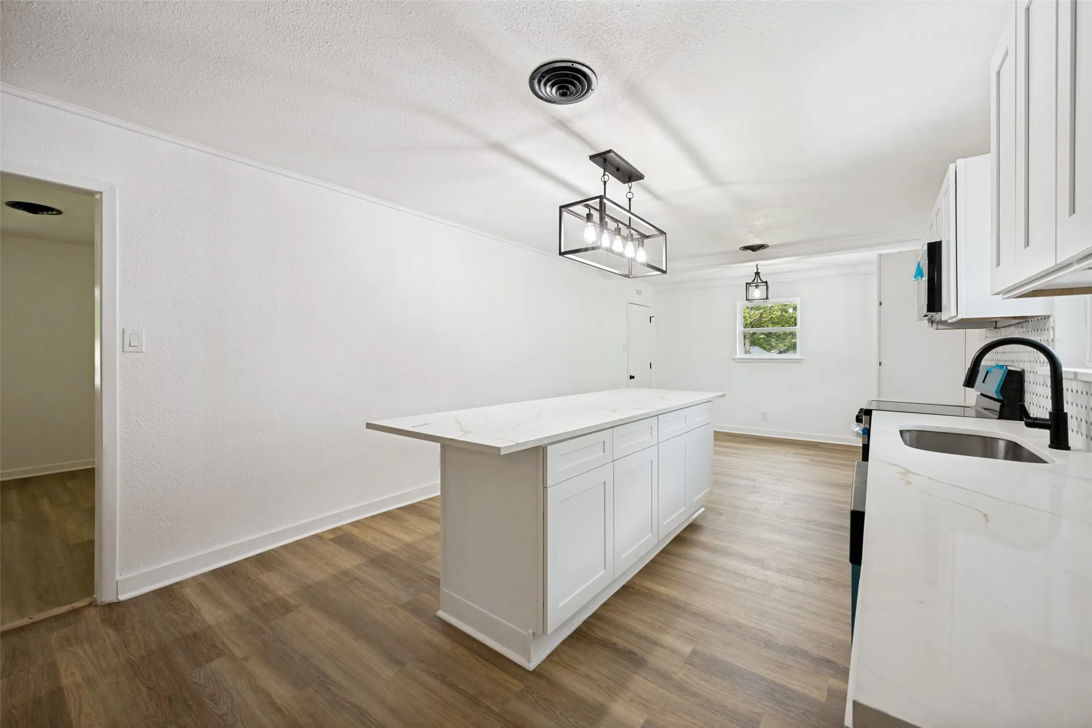 Single Family Residence For Sale in Tarrant County , 1112 Karla Drive, Hurst, Texas 76053, 3 Bedroom, 2 Bathroom, 2 Garage spaces, 1,778 Sqft, built in 1958, mls#21304610, Real Estate Agent in Hurst, Homes For Sale in Tarrant county, Homes For Sale in Hurst, Realtor in Hurst Texas, Real Estate Brokerage Independent Realty Texas, Luminita Cordes Realtor