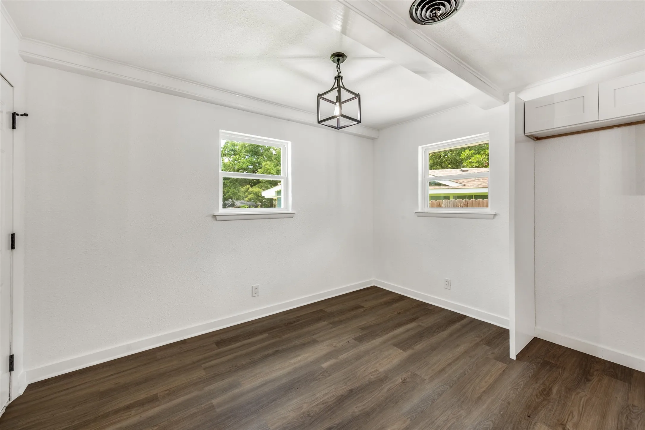 Single Family Residence For Sale in Tarrant County , 1112 Karla Drive, Hurst, Texas 76053, 3 Bedroom, 2 Bathroom, 2 Garage spaces, 1,778 Sqft, built in 1958, mls#21304610, Real Estate Agent in Hurst, Homes For Sale in Tarrant county, Homes For Sale in Hurst, Realtor in Hurst Texas, Real Estate Brokerage Independent Realty Texas, Luminita Cordes Realtor