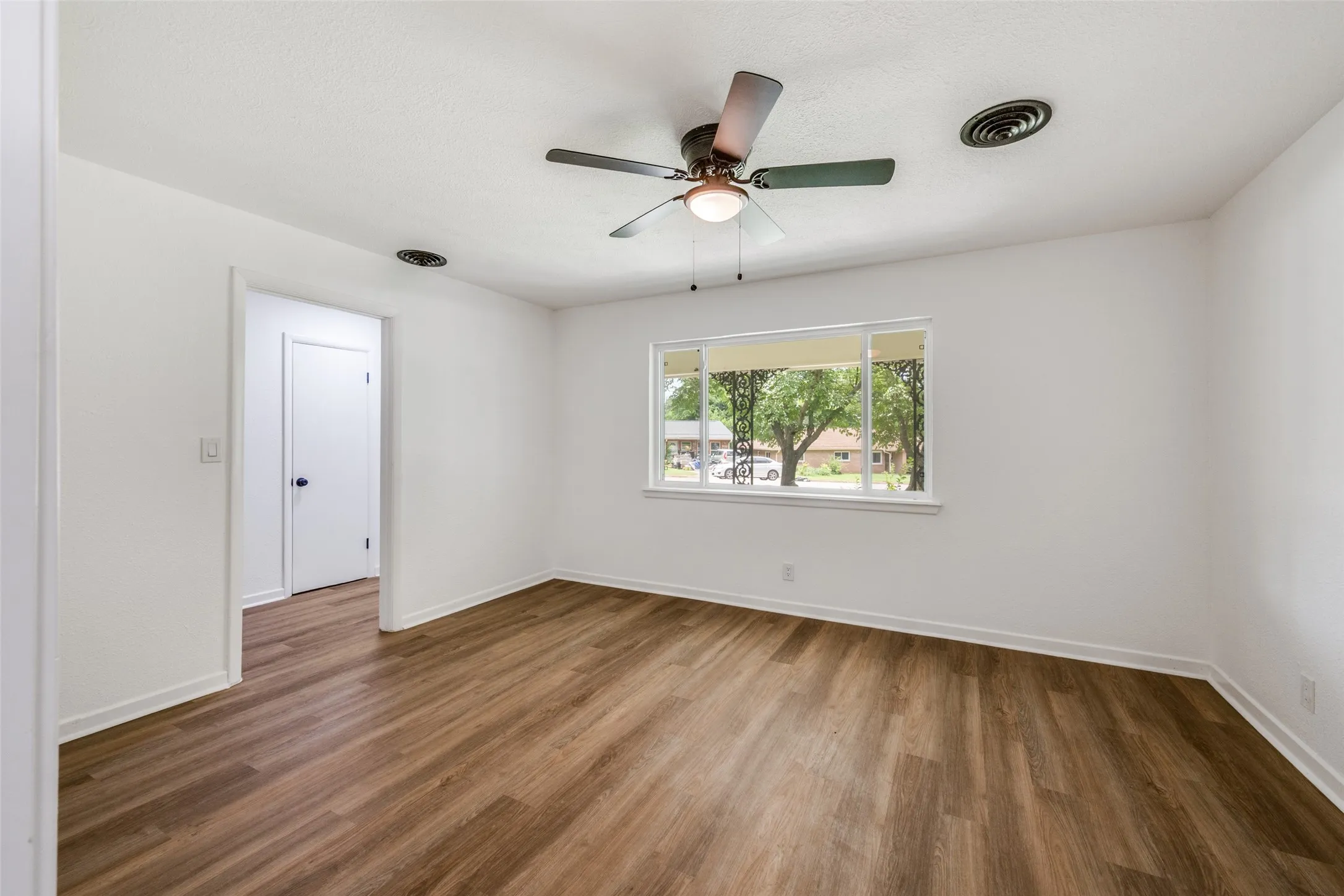 Single Family Residence For Sale in Tarrant County , 1112 Karla Drive, Hurst, Texas 76053, 3 Bedroom, 2 Bathroom, 2 Garage spaces, 1,778 Sqft, built in 1958, mls#21304610, Real Estate Agent in Hurst, Homes For Sale in Tarrant county, Homes For Sale in Hurst, Realtor in Hurst Texas, Real Estate Brokerage Independent Realty Texas, Luminita Cordes Realtor