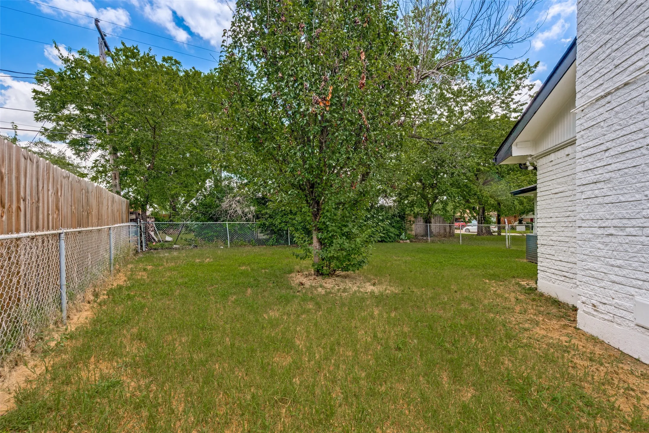 Single Family Residence For Sale in Tarrant County , 1112 Karla Drive, Hurst, Texas 76053, 3 Bedroom, 2 Bathroom, 2 Garage spaces, 1,778 Sqft, built in 1958, mls#21304610, Real Estate Agent in Hurst, Homes For Sale in Tarrant county, Homes For Sale in Hurst, Realtor in Hurst Texas, Real Estate Brokerage Independent Realty Texas, Luminita Cordes Realtor
