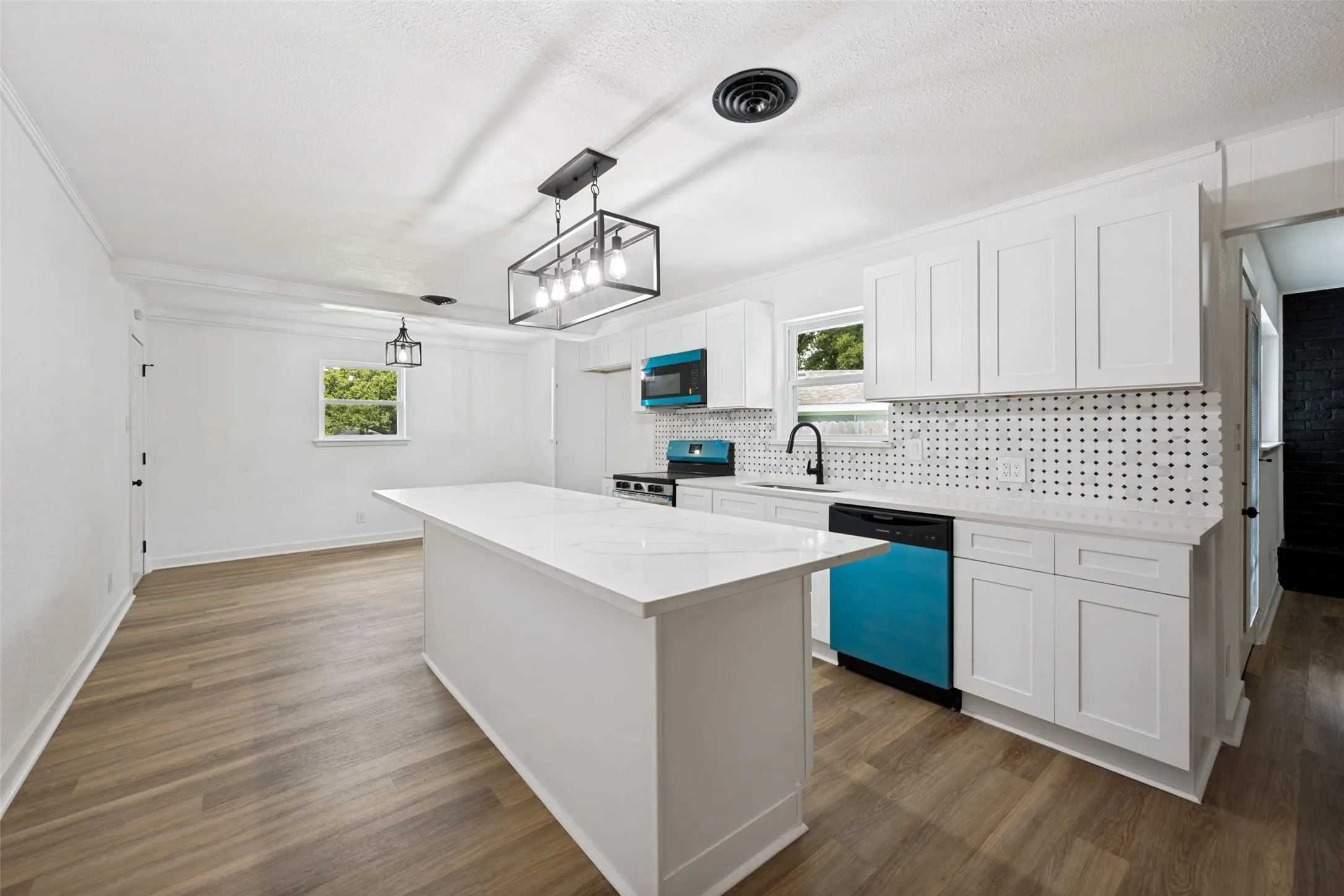 Single Family Residence For Sale in Tarrant County , 1112 Karla Drive, Hurst, Texas 76053, 3 Bedroom, 2 Bathroom, 2 Garage spaces, 1,778 Sqft, built in 1958, mls#21304610, Real Estate Agent in Hurst, Homes For Sale in Tarrant county, Homes For Sale in Hurst, Realtor in Hurst Texas, Real Estate Brokerage Independent Realty Texas, Luminita Cordes Realtor