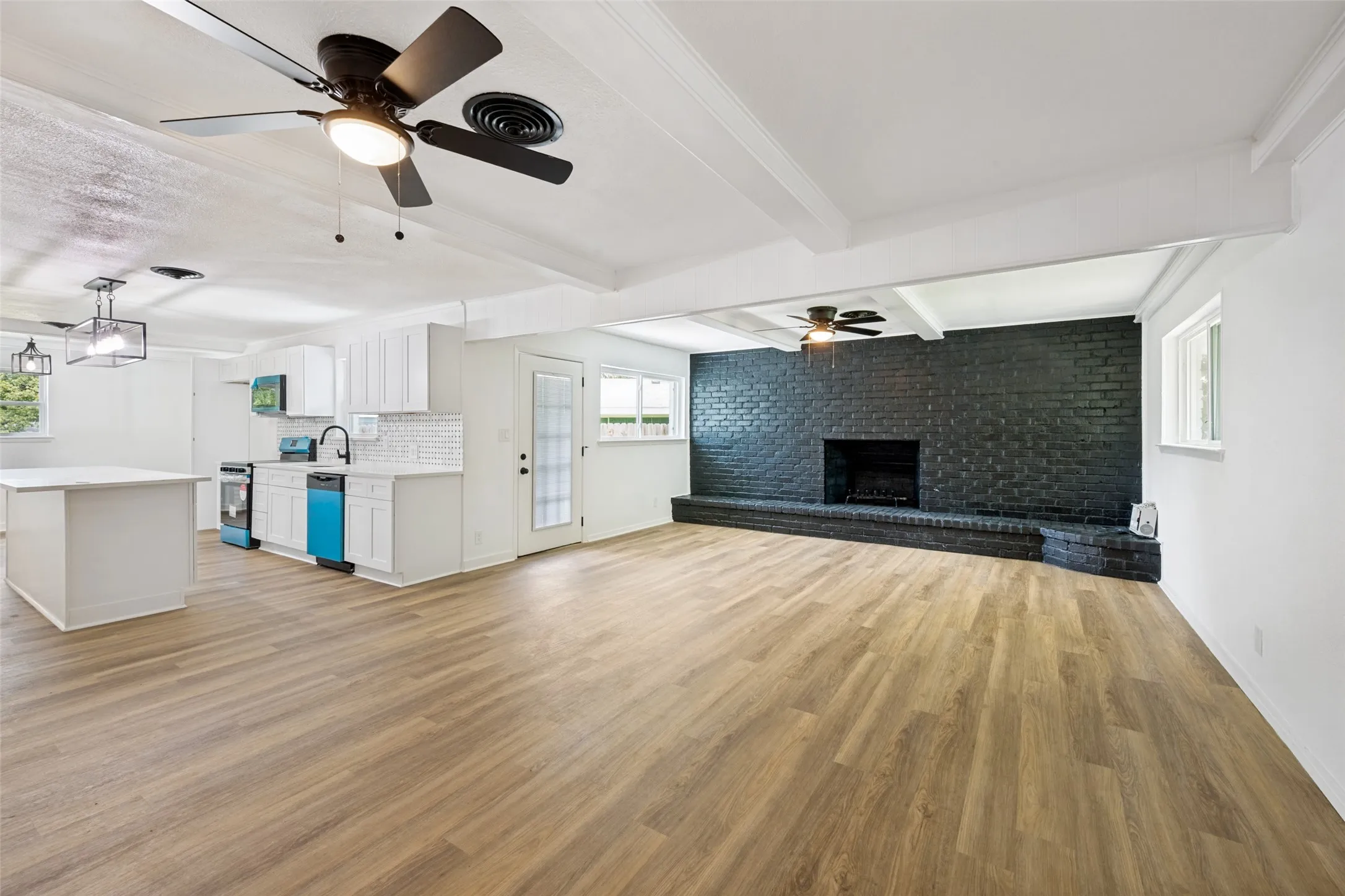 Single Family Residence For Sale in Tarrant County , 1112 Karla Drive, Hurst, Texas 76053, 3 Bedroom, 2 Bathroom, 2 Garage spaces, 1,778 Sqft, built in 1958, mls#21304610, Real Estate Agent in Hurst, Homes For Sale in Tarrant county, Homes For Sale in Hurst, Realtor in Hurst Texas, Real Estate Brokerage Independent Realty Texas, Luminita Cordes Realtor