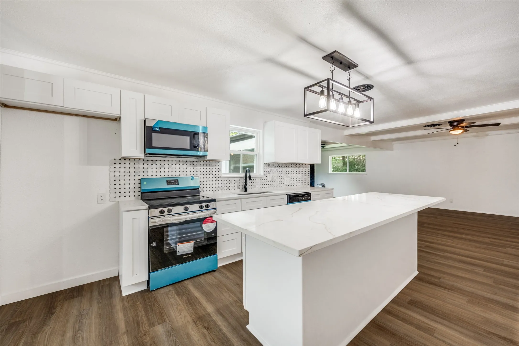 Single Family Residence For Sale in Tarrant County , 1112 Karla Drive, Hurst, Texas 76053, 3 Bedroom, 2 Bathroom, 2 Garage spaces, 1,778 Sqft, built in 1958, mls#21304610, Real Estate Agent in Hurst, Homes For Sale in Tarrant county, Homes For Sale in Hurst, Realtor in Hurst Texas, Real Estate Brokerage Independent Realty Texas, Luminita Cordes Realtor