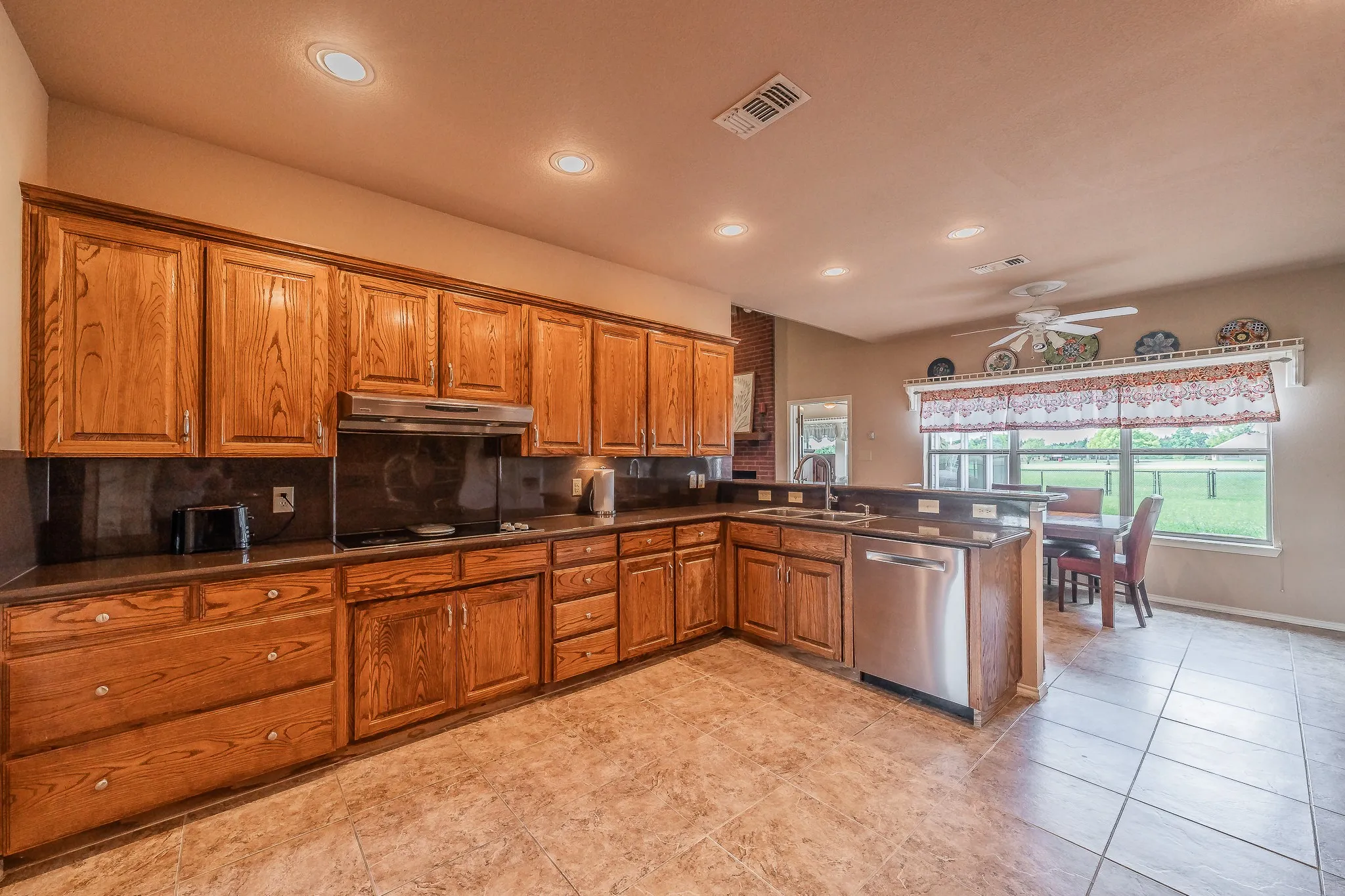 Single Family Residence For Sale in Fannin County , 117 Wagon Wheel Circle, Leonard, Texas 75452, 4 Bedroom, 3 Bathroom, 2 Garage spaces, 2,635 Sqft, built in 2006, mls#21308615, Real Estate Agent in Leonard, Homes For Sale in Fannin county, Homes For Sale in Leonard, Realtor in Leonard Texas, Real Estate Brokerage Independent Realty Texas, Luminita Cordes Realtor