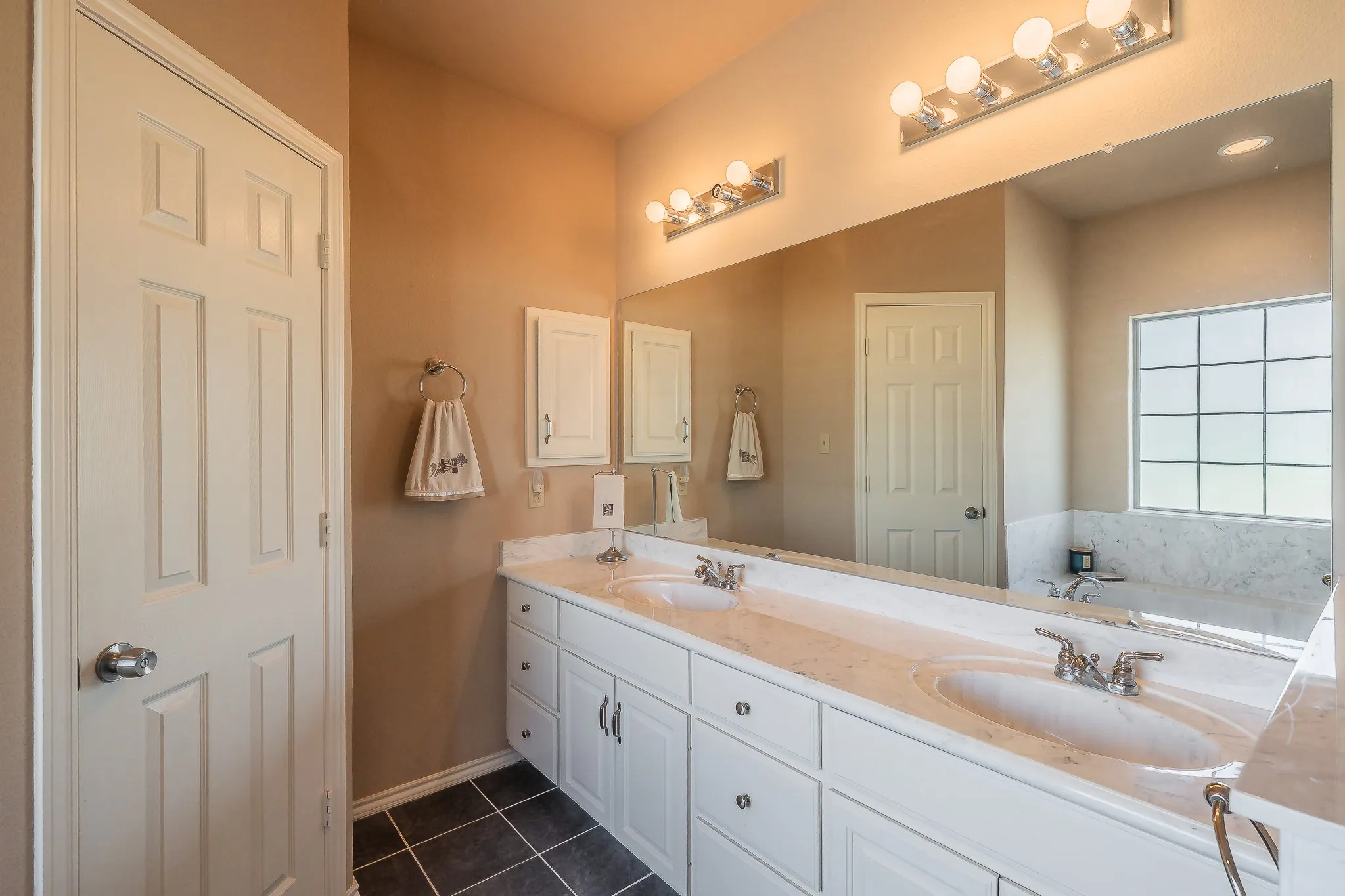 Single Family Residence For Sale in Fannin County , 117 Wagon Wheel Circle, Leonard, Texas 75452, 4 Bedroom, 3 Bathroom, 2 Garage spaces, 2,635 Sqft, built in 2006, mls#21308615, Real Estate Agent in Leonard, Homes For Sale in Fannin county, Homes For Sale in Leonard, Realtor in Leonard Texas, Real Estate Brokerage Independent Realty Texas, Luminita Cordes Realtor