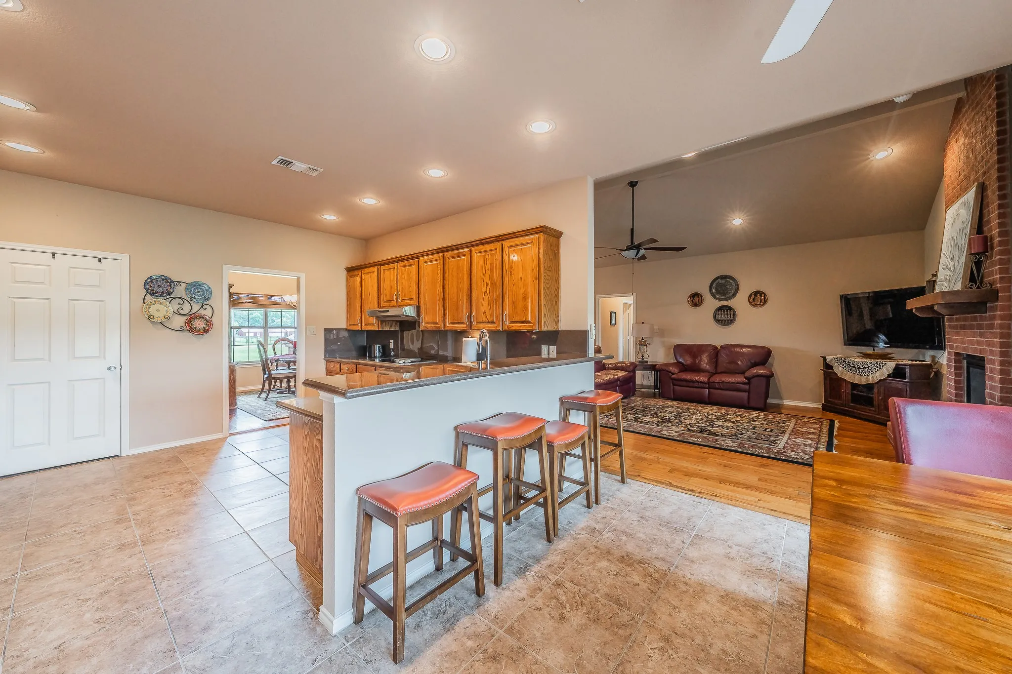 Single Family Residence For Sale in Fannin County , 117 Wagon Wheel Circle, Leonard, Texas 75452, 4 Bedroom, 3 Bathroom, 2 Garage spaces, 2,635 Sqft, built in 2006, mls#21308615, Real Estate Agent in Leonard, Homes For Sale in Fannin county, Homes For Sale in Leonard, Realtor in Leonard Texas, Real Estate Brokerage Independent Realty Texas, Luminita Cordes Realtor