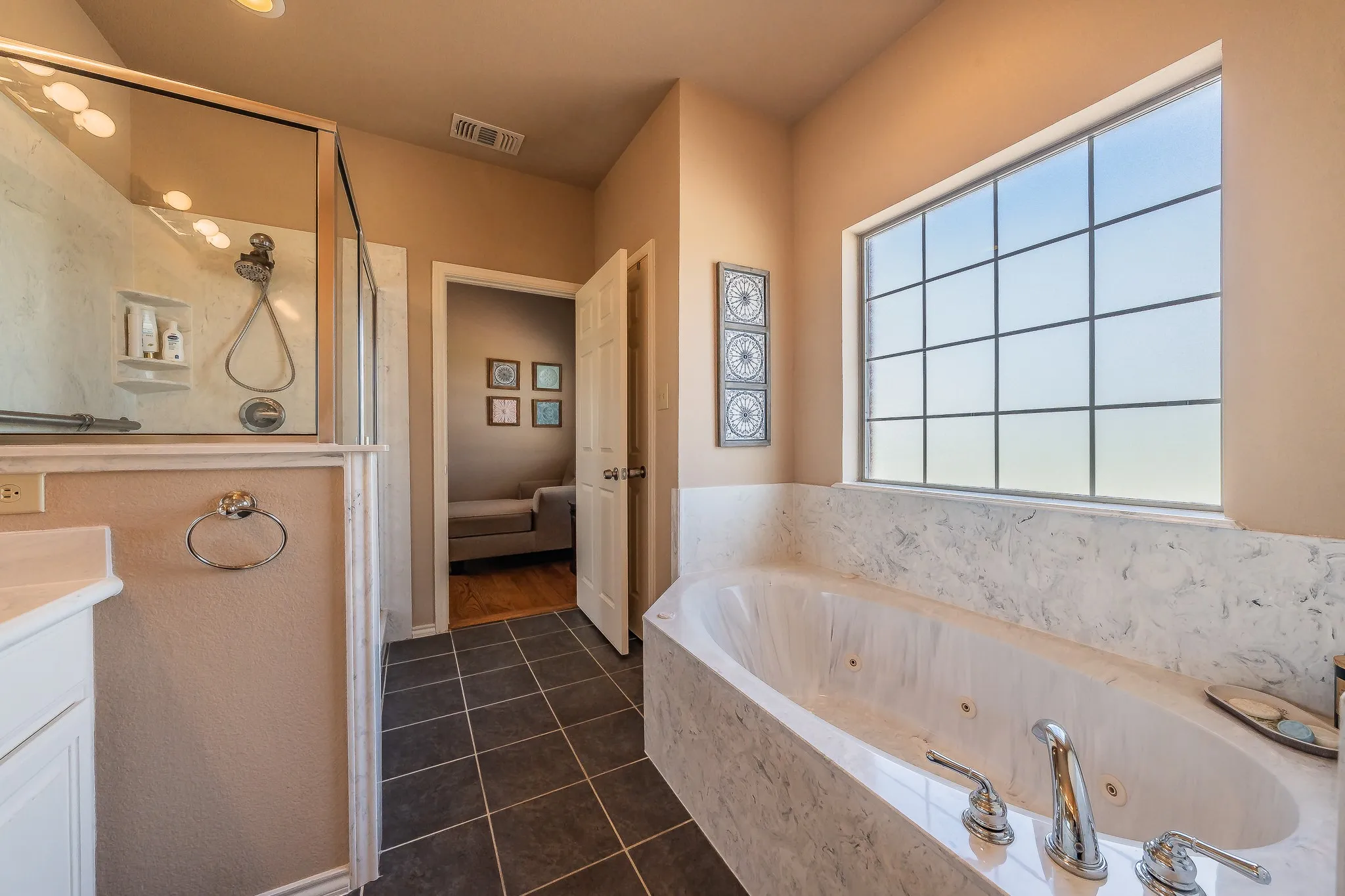 Single Family Residence For Sale in Fannin County , 117 Wagon Wheel Circle, Leonard, Texas 75452, 4 Bedroom, 3 Bathroom, 2 Garage spaces, 2,635 Sqft, built in 2006, mls#21308615, Real Estate Agent in Leonard, Homes For Sale in Fannin county, Homes For Sale in Leonard, Realtor in Leonard Texas, Real Estate Brokerage Independent Realty Texas, Luminita Cordes Realtor