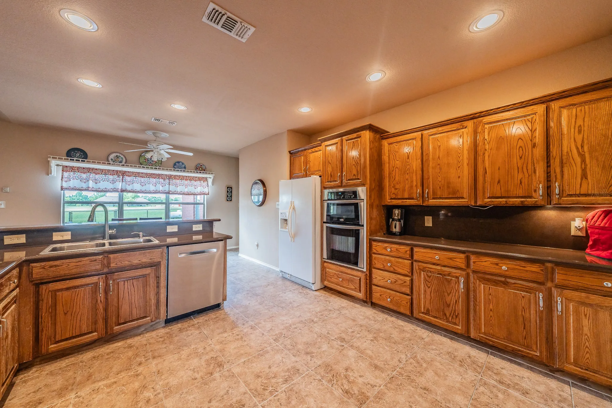 Single Family Residence For Sale in Fannin County , 117 Wagon Wheel Circle, Leonard, Texas 75452, 4 Bedroom, 3 Bathroom, 2 Garage spaces, 2,635 Sqft, built in 2006, mls#21308615, Real Estate Agent in Leonard, Homes For Sale in Fannin county, Homes For Sale in Leonard, Realtor in Leonard Texas, Real Estate Brokerage Independent Realty Texas, Luminita Cordes Realtor