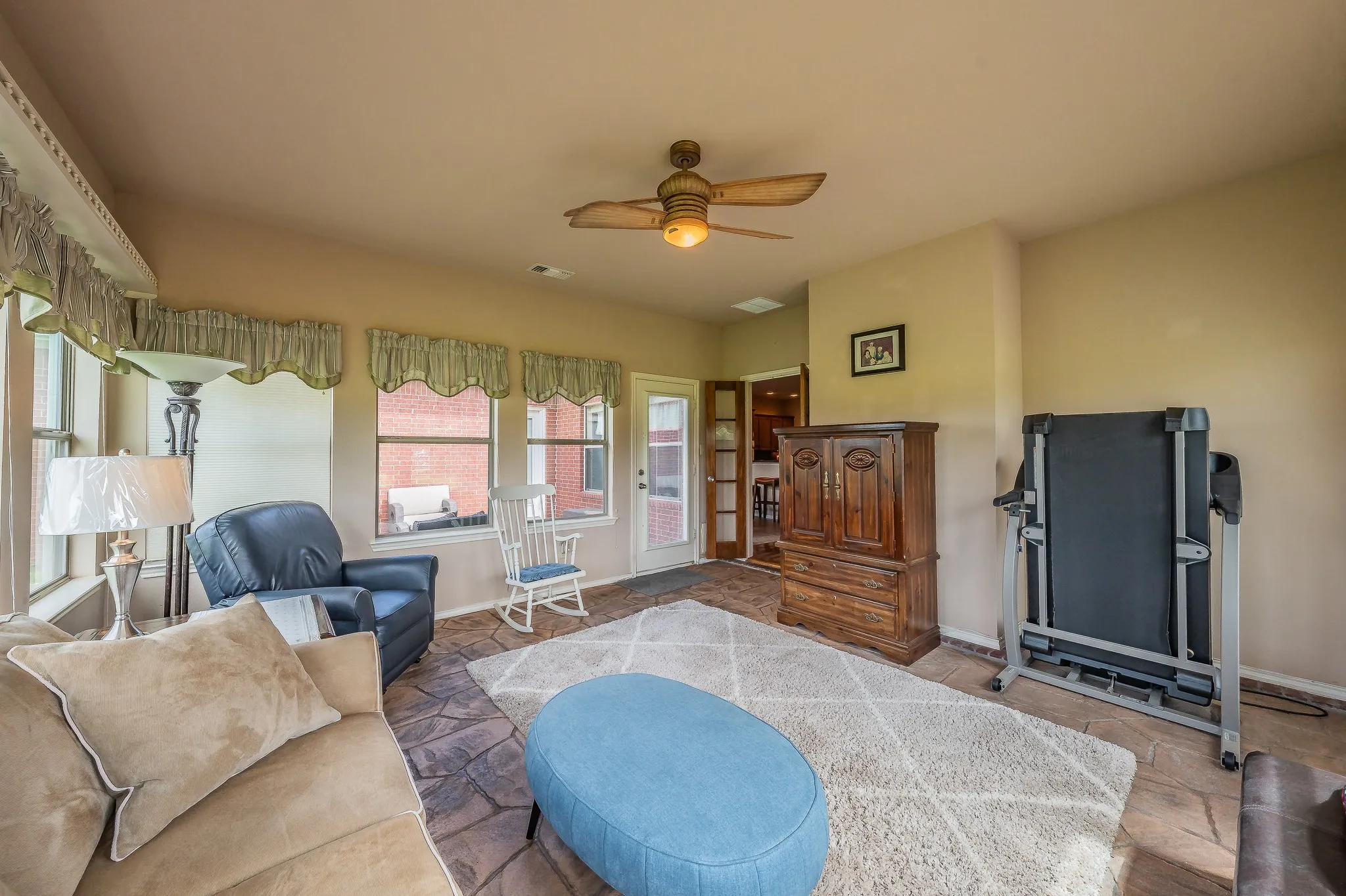 Single Family Residence For Sale in Fannin County , 117 Wagon Wheel Circle, Leonard, Texas 75452, 4 Bedroom, 3 Bathroom, 2 Garage spaces, 2,635 Sqft, built in 2006, mls#21308615, Real Estate Agent in Leonard, Homes For Sale in Fannin county, Homes For Sale in Leonard, Realtor in Leonard Texas, Real Estate Brokerage Independent Realty Texas, Luminita Cordes Realtor