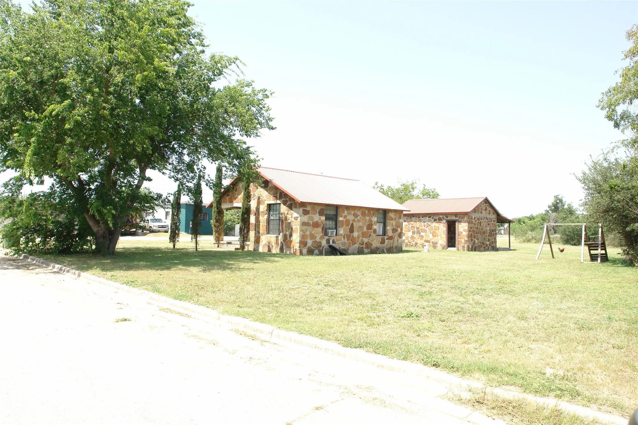 Single Family Residence For Sale in San Saba County , 1006 S Bluffton, San Saba, Texas 76877, 1 Bedroom, 1 Bathroom, 1 Garage spaces, 654 Sqft, built in 1930, mls#21308619, Real Estate Agent in San Saba, Homes For Sale in San Saba county, Homes For Sale in San Saba, Realtor in San Saba Texas, Real Estate Brokerage Independent Realty Texas, Luminita Cordes Realtor