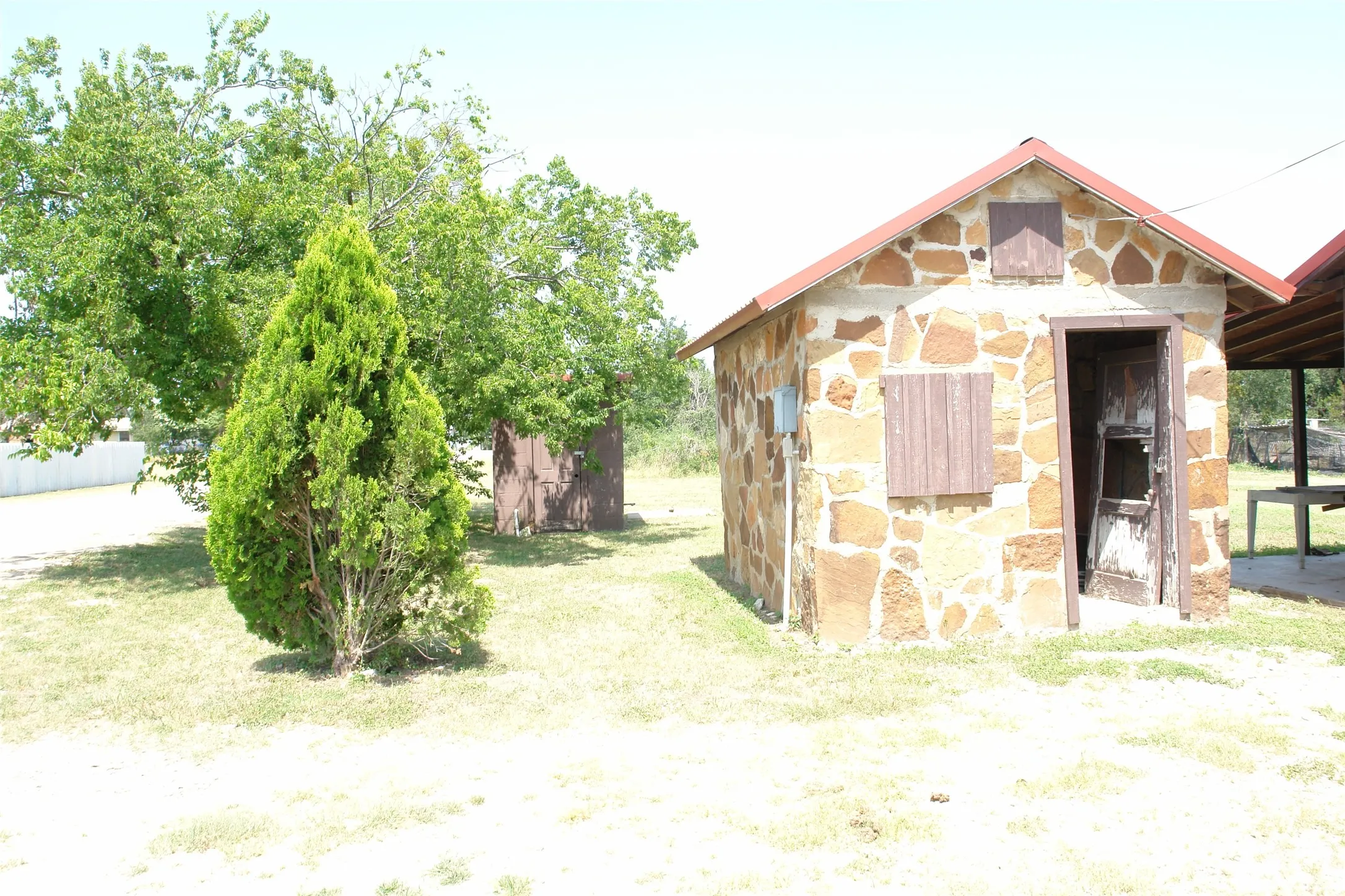 Single Family Residence For Sale in San Saba County , 1006 S Bluffton, San Saba, Texas 76877, 1 Bedroom, 1 Bathroom, 1 Garage spaces, 654 Sqft, built in 1930, mls#21308619, Real Estate Agent in San Saba, Homes For Sale in San Saba county, Homes For Sale in San Saba, Realtor in San Saba Texas, Real Estate Brokerage Independent Realty Texas, Luminita Cordes Realtor