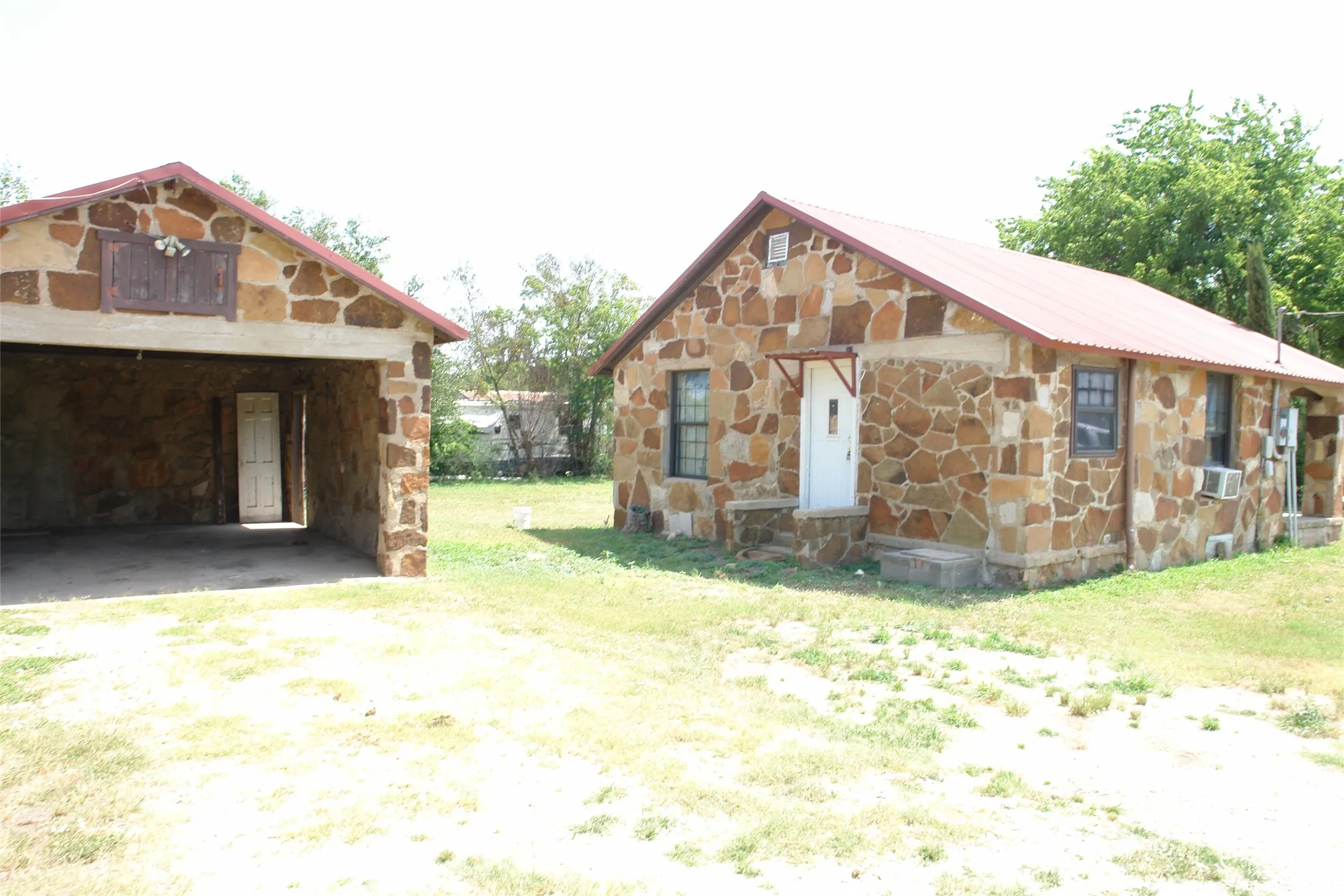 Single Family Residence For Sale in San Saba County , 1006 S Bluffton, San Saba, Texas 76877, 1 Bedroom, 1 Bathroom, 1 Garage spaces, 654 Sqft, built in 1930, mls#21308619, Real Estate Agent in San Saba, Homes For Sale in San Saba county, Homes For Sale in San Saba, Realtor in San Saba Texas, Real Estate Brokerage Independent Realty Texas, Luminita Cordes Realtor