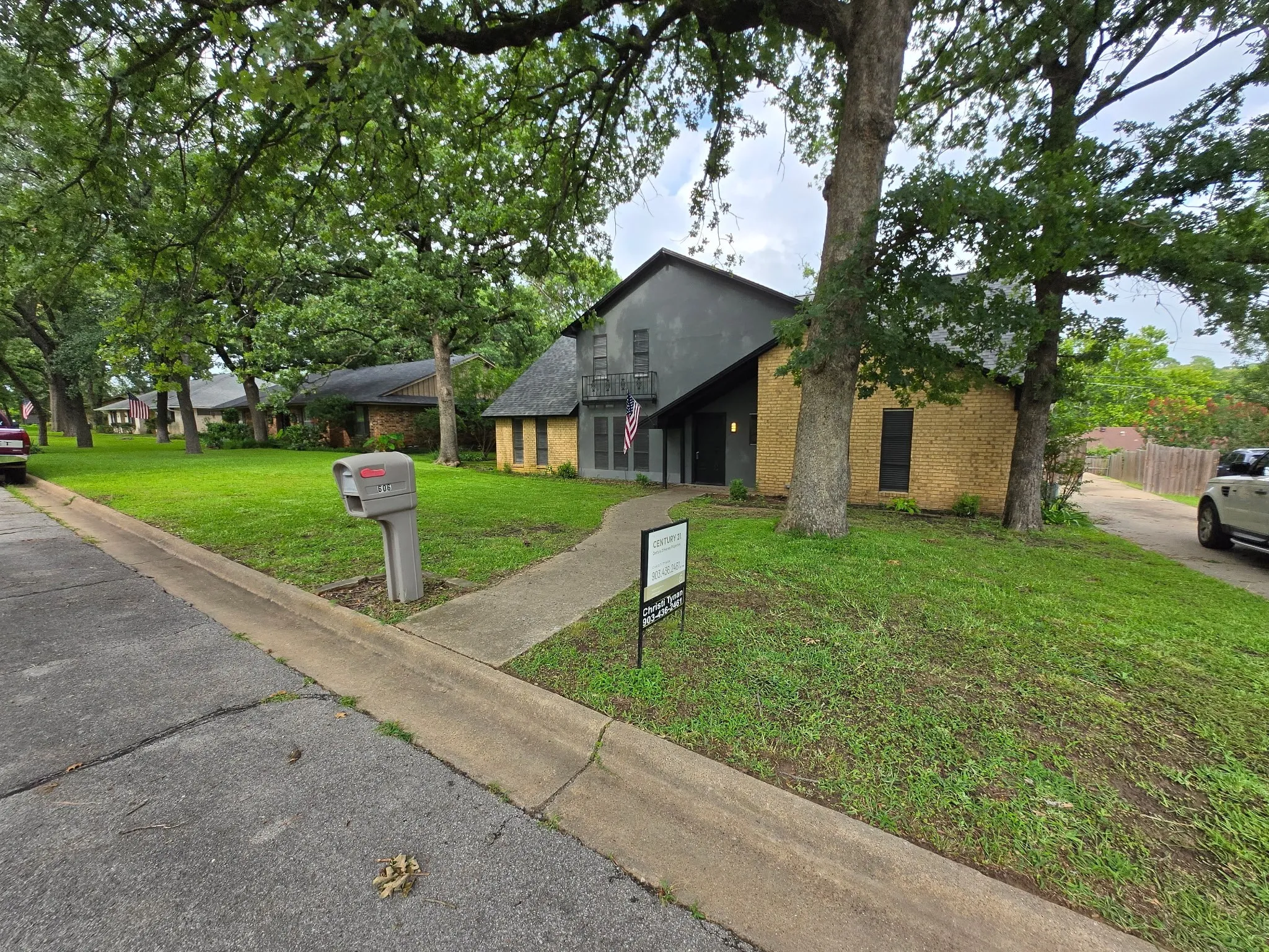 Single Family Residence For Sale in Grayson County , 606 Queens Road, Denison, Texas 75020, 4 Bedroom, 3 Bathroom, 2 Garage spaces, 3,320 Sqft, built in 1969, mls#21308638, Real Estate Agent in Denison, Homes For Sale in Grayson county, Homes For Sale in Denison, Realtor in Denison Texas, Real Estate Brokerage Independent Realty Texas, Luminita Cordes Realtor