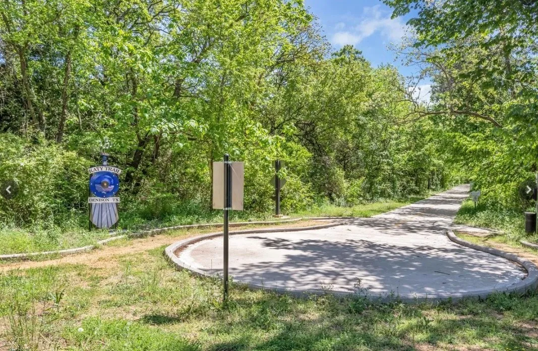 Single Family Residence For Sale in Grayson County , 606 Queens Road, Denison, Texas 75020, 4 Bedroom, 3 Bathroom, 2 Garage spaces, 3,320 Sqft, built in 1969, mls#21308638, Real Estate Agent in Denison, Homes For Sale in Grayson county, Homes For Sale in Denison, Realtor in Denison Texas, Real Estate Brokerage Independent Realty Texas, Luminita Cordes Realtor