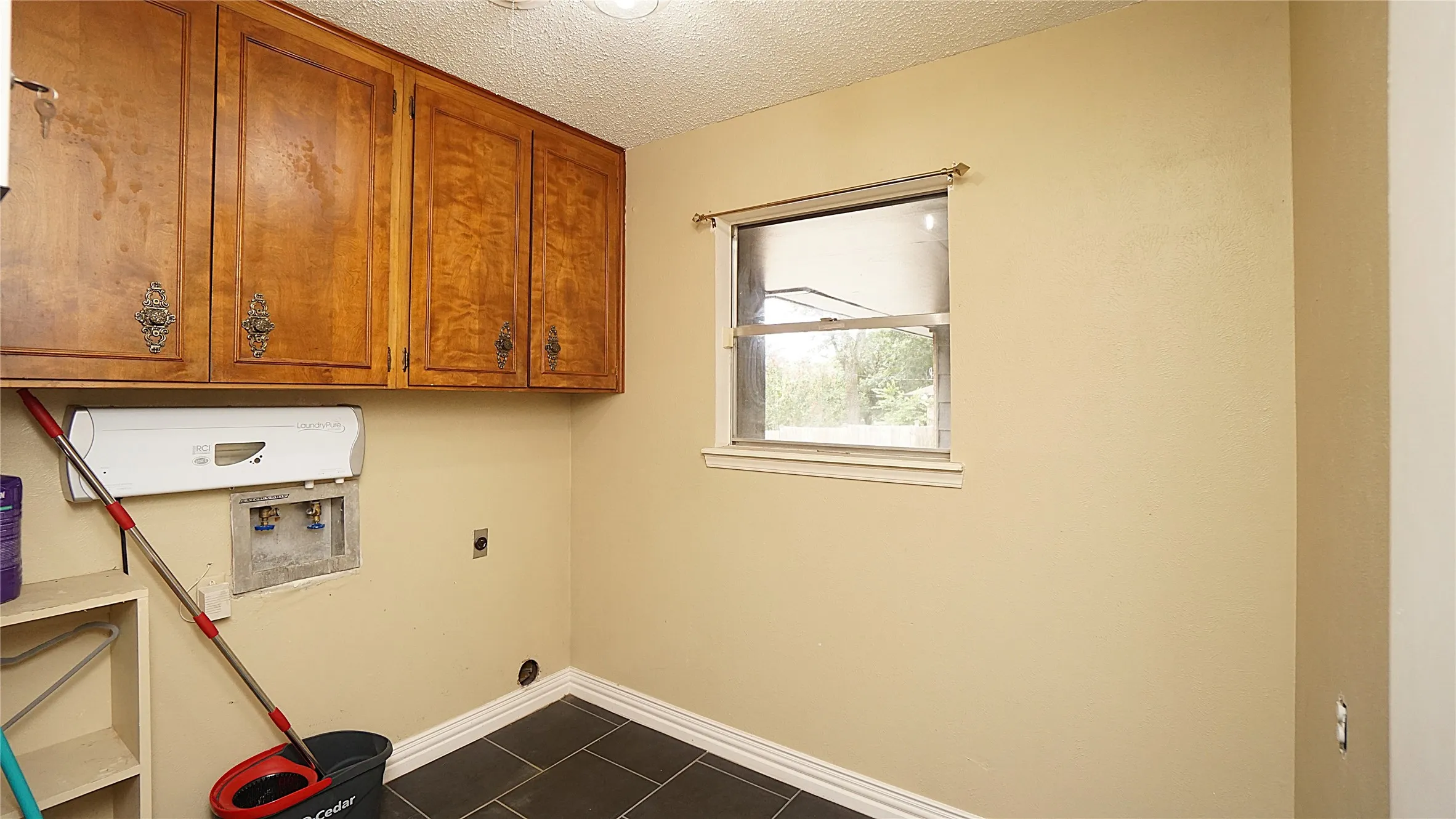 Single Family Residence For Sale in Grayson County , 606 Queens Road, Denison, Texas 75020, 4 Bedroom, 3 Bathroom, 2 Garage spaces, 3,320 Sqft, built in 1969, mls#21308638, Real Estate Agent in Denison, Homes For Sale in Grayson county, Homes For Sale in Denison, Realtor in Denison Texas, Real Estate Brokerage Independent Realty Texas, Luminita Cordes Realtor