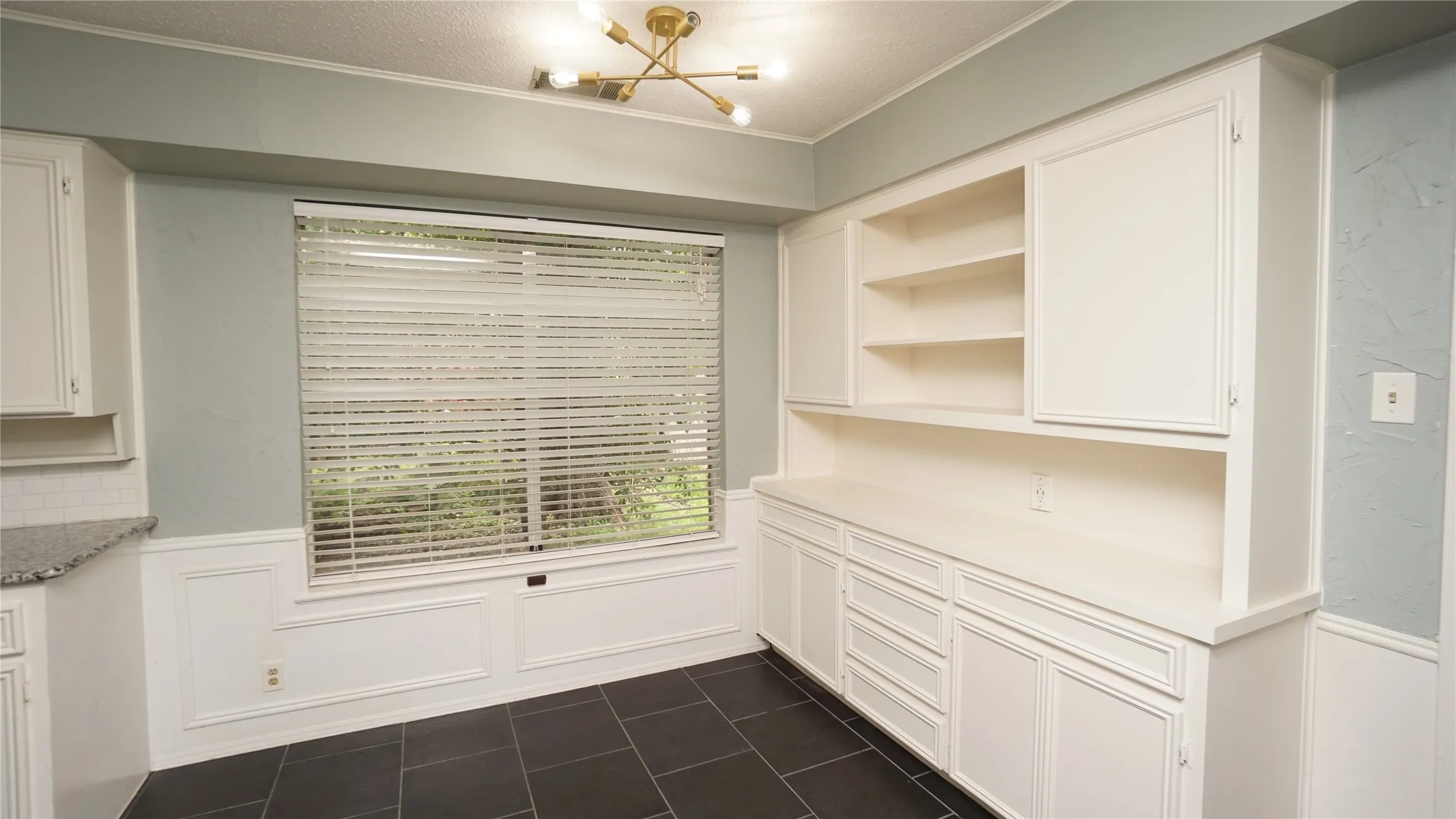 Single Family Residence For Sale in Grayson County , 606 Queens Road, Denison, Texas 75020, 4 Bedroom, 3 Bathroom, 2 Garage spaces, 3,320 Sqft, built in 1969, mls#21308638, Real Estate Agent in Denison, Homes For Sale in Grayson county, Homes For Sale in Denison, Realtor in Denison Texas, Real Estate Brokerage Independent Realty Texas, Luminita Cordes Realtor