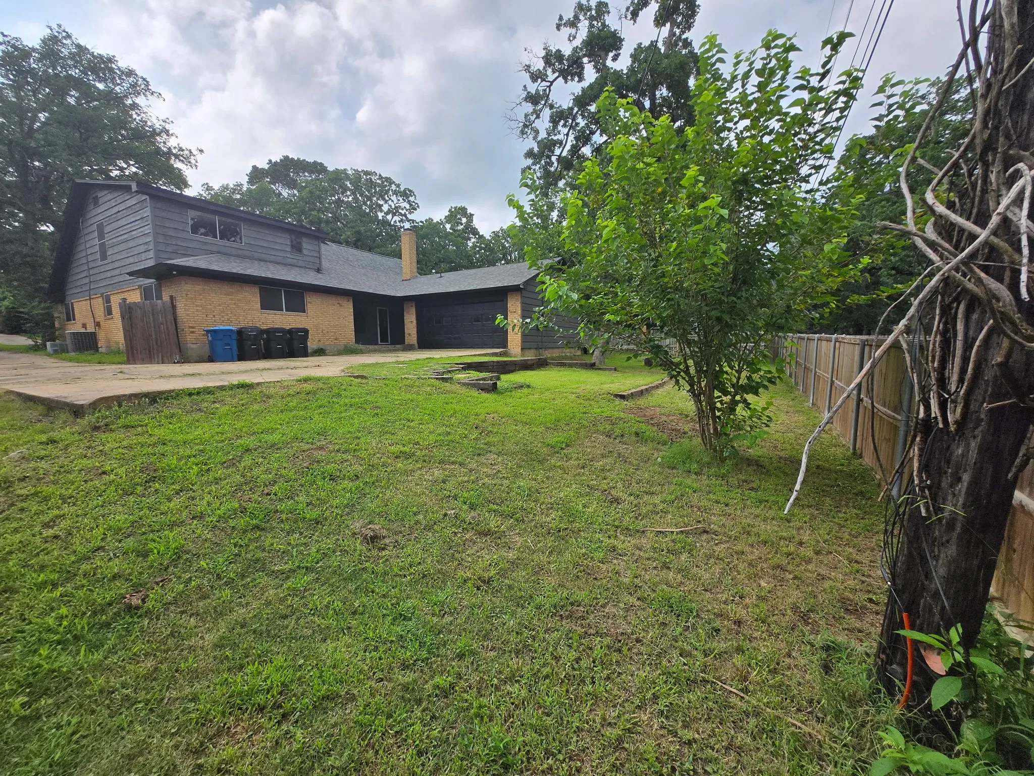 Single Family Residence For Sale in Grayson County , 606 Queens Road, Denison, Texas 75020, 4 Bedroom, 3 Bathroom, 2 Garage spaces, 3,320 Sqft, built in 1969, mls#21308638, Real Estate Agent in Denison, Homes For Sale in Grayson county, Homes For Sale in Denison, Realtor in Denison Texas, Real Estate Brokerage Independent Realty Texas, Luminita Cordes Realtor