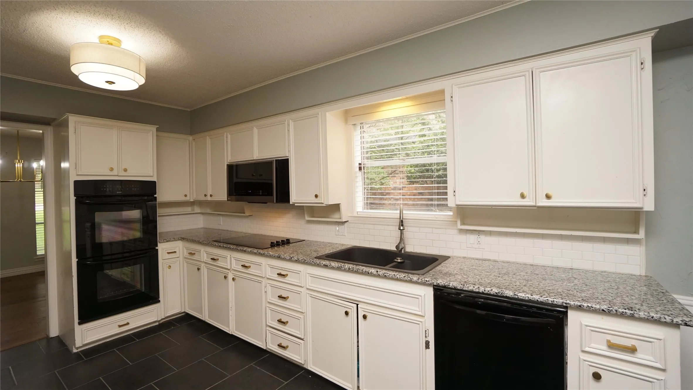 Single Family Residence For Sale in Grayson County , 606 Queens Road, Denison, Texas 75020, 4 Bedroom, 3 Bathroom, 2 Garage spaces, 3,320 Sqft, built in 1969, mls#21308638, Real Estate Agent in Denison, Homes For Sale in Grayson county, Homes For Sale in Denison, Realtor in Denison Texas, Real Estate Brokerage Independent Realty Texas, Luminita Cordes Realtor