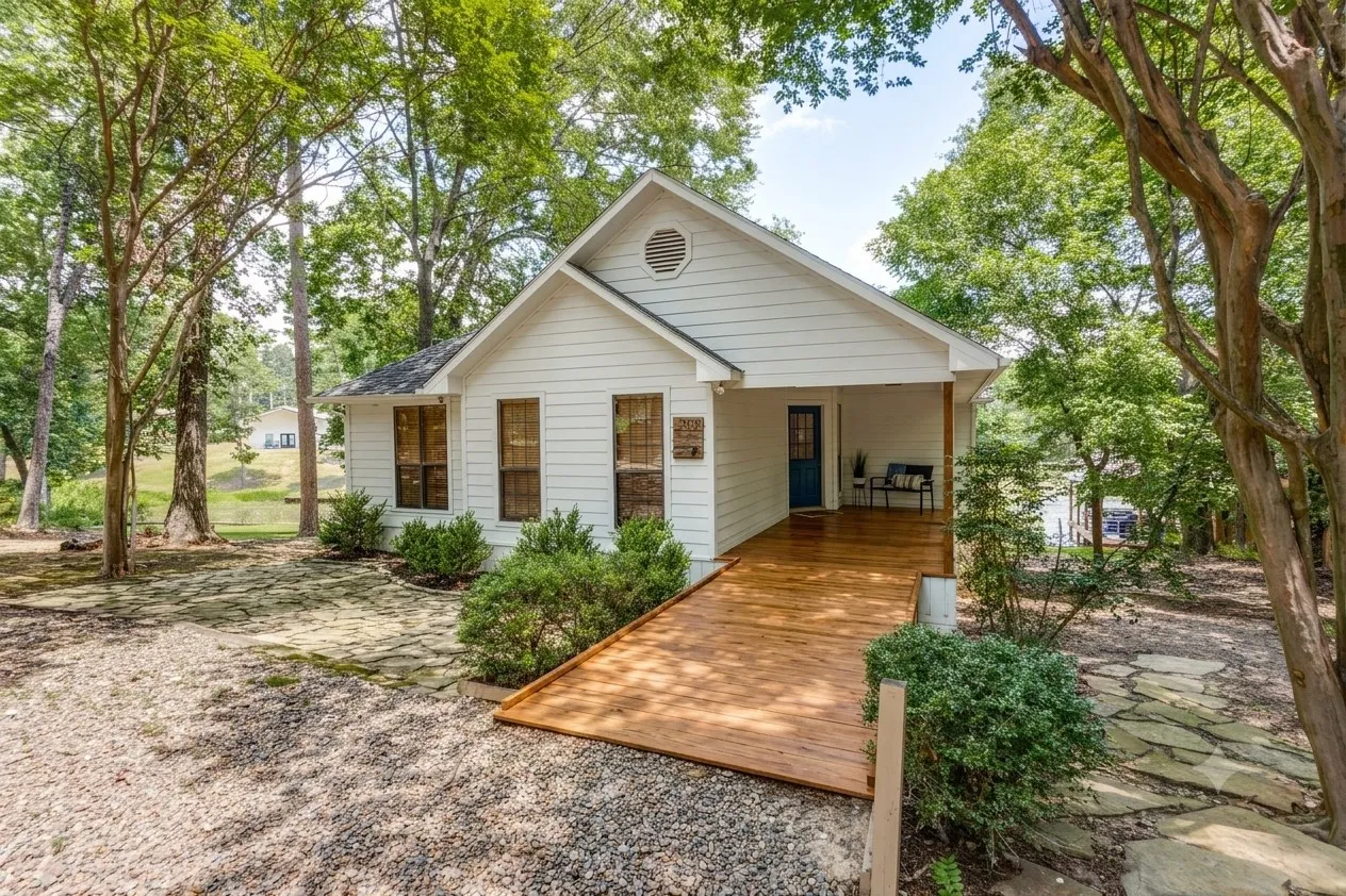 Single Family Residence For Sale in Franklin (TX) County , 909 King Club Boulevard, Scroggins, Texas 75480, 3 Bedroom, 2 Bathroom, Garage spaces, 1,724 Sqft, built in 1997, mls#21307220, Real Estate Agent in Scroggins, Homes For Sale in Franklin (TX) county, Homes For Sale in Scroggins, Realtor in Scroggins Texas, Real Estate Brokerage Independent Realty Texas, Luminita Cordes Realtor