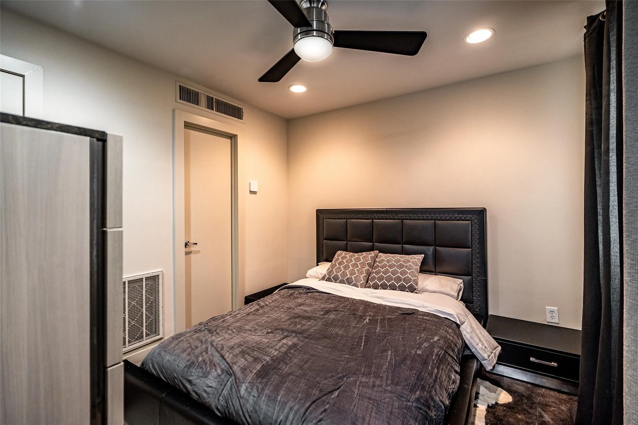 Condominium For Rent in Dallas County , 4614 Cedar Springs Road A, Dallas, Texas 75219, 2 Bedroom, 3 Bathroom, 2 Garage spaces, 1,876 Sqft, built in 2006, mls#21302506, Real Estate Agent in Dallas, Homes For Rent in Dallas county, Homes For Rent in Dallas, Realtor in Dallas Texas, Real Estate Brokerage Independent Realty Texas, Luminita Cordes Realtor