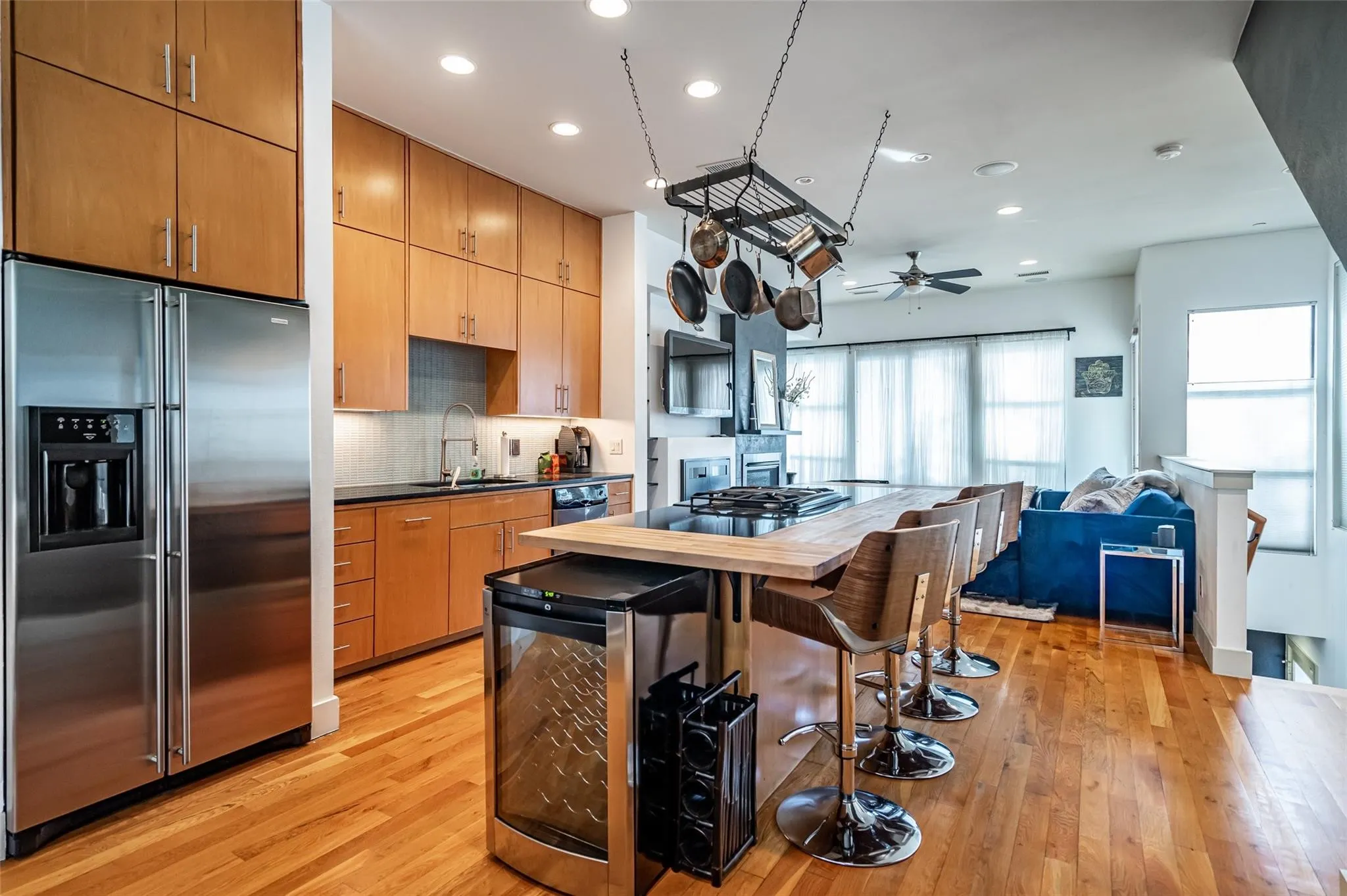 Condominium For Rent in Dallas County , 4614 Cedar Springs Road A, Dallas, Texas 75219, 2 Bedroom, 3 Bathroom, 2 Garage spaces, 1,876 Sqft, built in 2006, mls#21302506, Real Estate Agent in Dallas, Homes For Rent in Dallas county, Homes For Rent in Dallas, Realtor in Dallas Texas, Real Estate Brokerage Independent Realty Texas, Luminita Cordes Realtor
