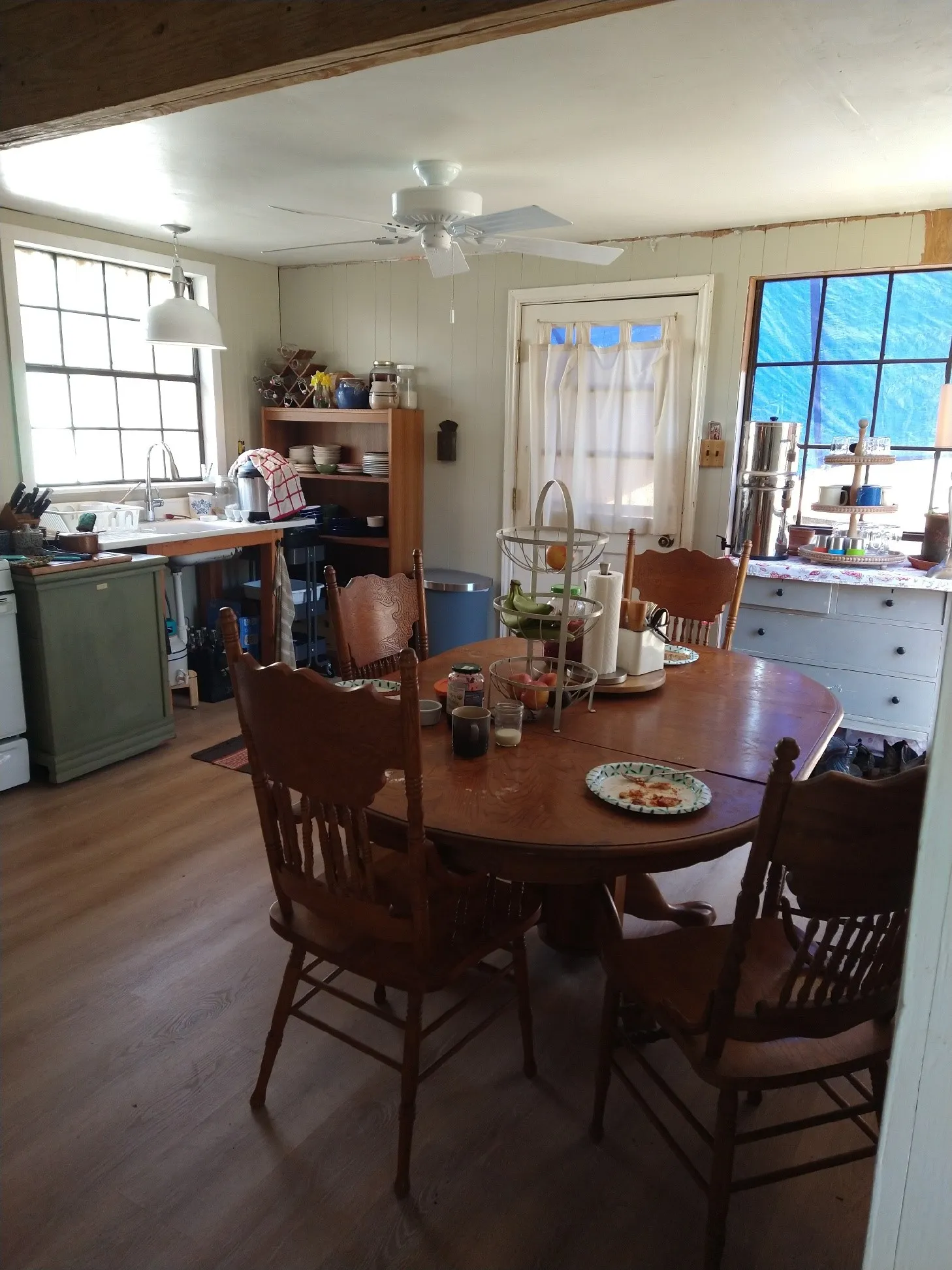 Spacious eat-in kitchen