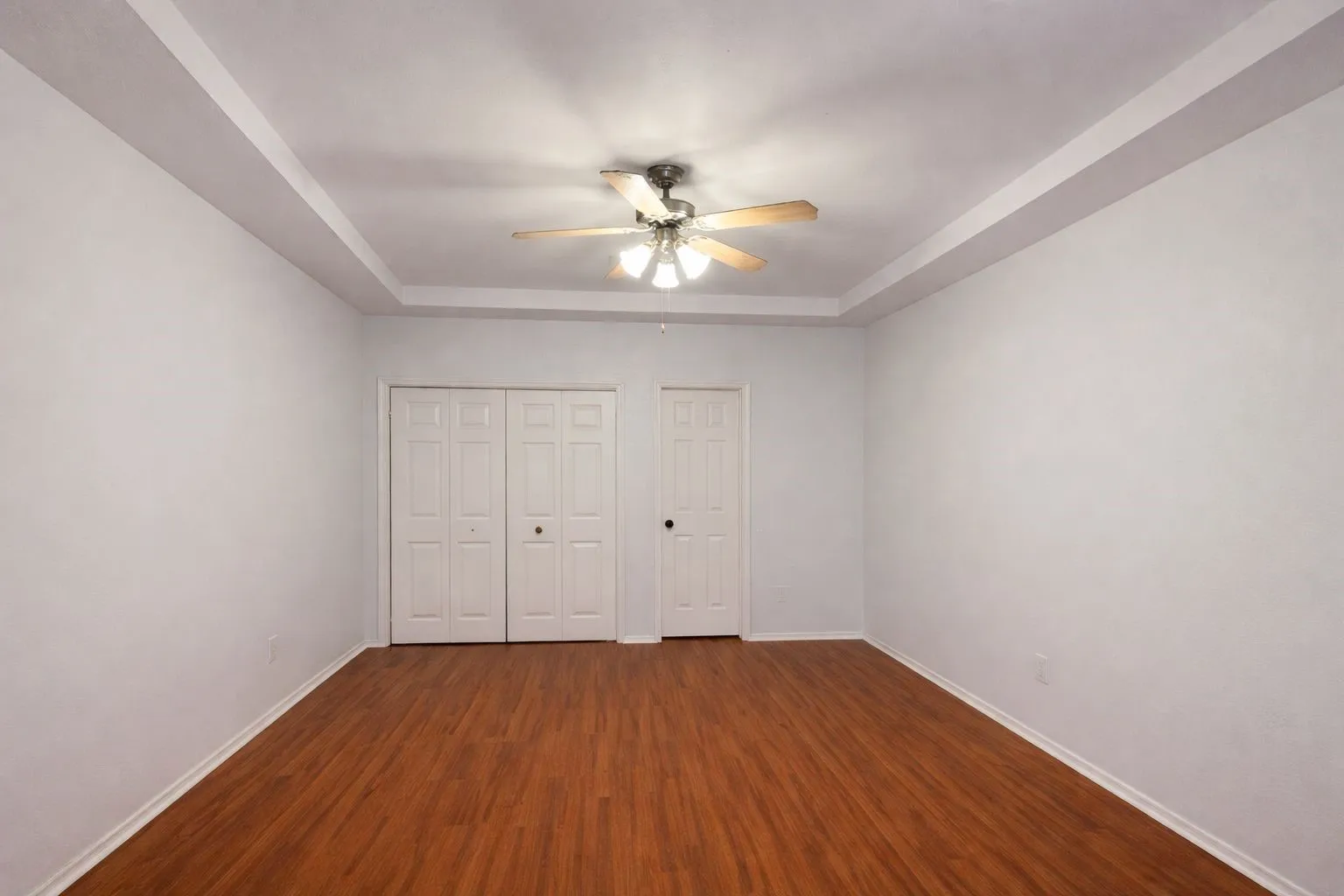 Recessed ceiling with a central ceiling fan and light fixture