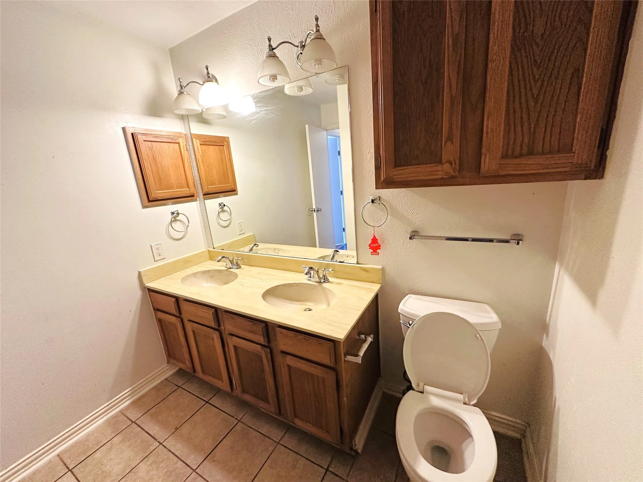 Dual vanity with undermount sinks and light-toned countertop