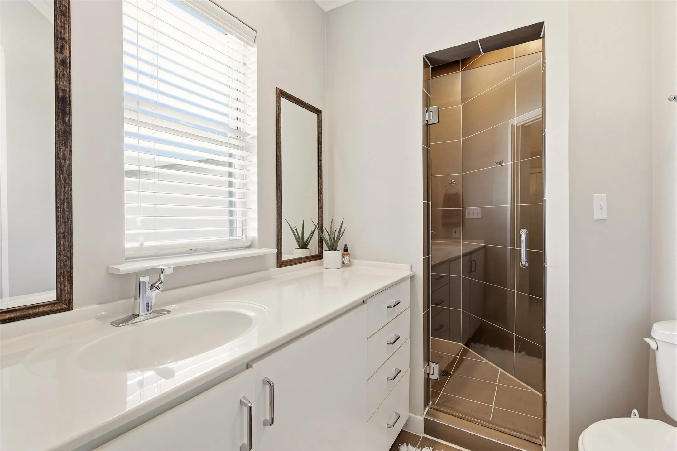 Condominium For Sale in Dallas County , 3922 Gilbert Avenue 211, Dallas, Texas 75219, 2 Bedroom, 3 Bathroom, 2 Garage spaces, 1,394 Sqft, built in 1997, mls#21308080, Real Estate Agent in Dallas, Homes For Sale in Dallas county, Homes For Sale in Dallas, Realtor in Dallas Texas, Real Estate Brokerage Independent Realty Texas, Luminita Cordes Realtor