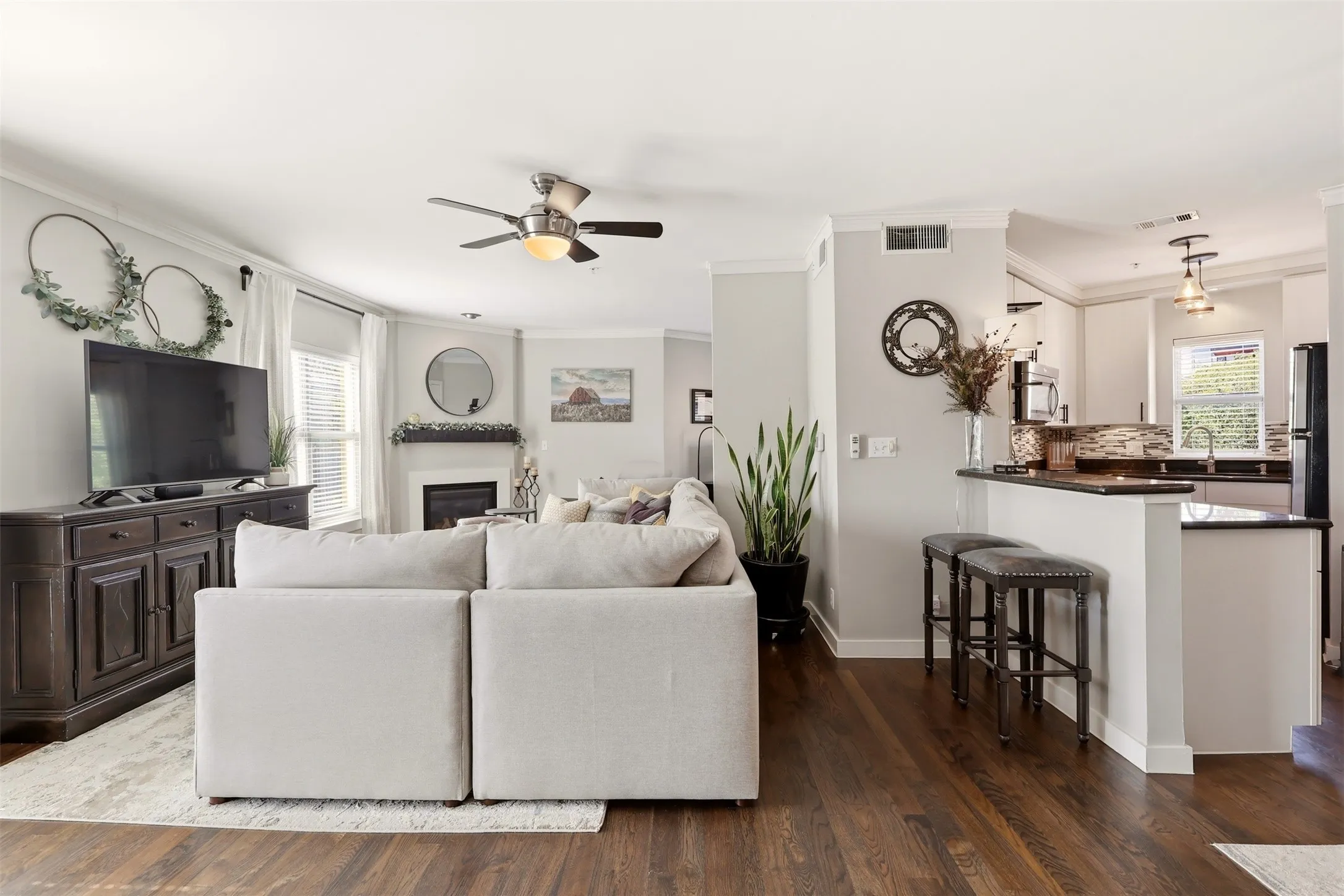 Condominium For Sale in Dallas County , 3922 Gilbert Avenue 211, Dallas, Texas 75219, 2 Bedroom, 3 Bathroom, 2 Garage spaces, 1,394 Sqft, built in 1997, mls#21308080, Real Estate Agent in Dallas, Homes For Sale in Dallas county, Homes For Sale in Dallas, Realtor in Dallas Texas, Real Estate Brokerage Independent Realty Texas, Luminita Cordes Realtor