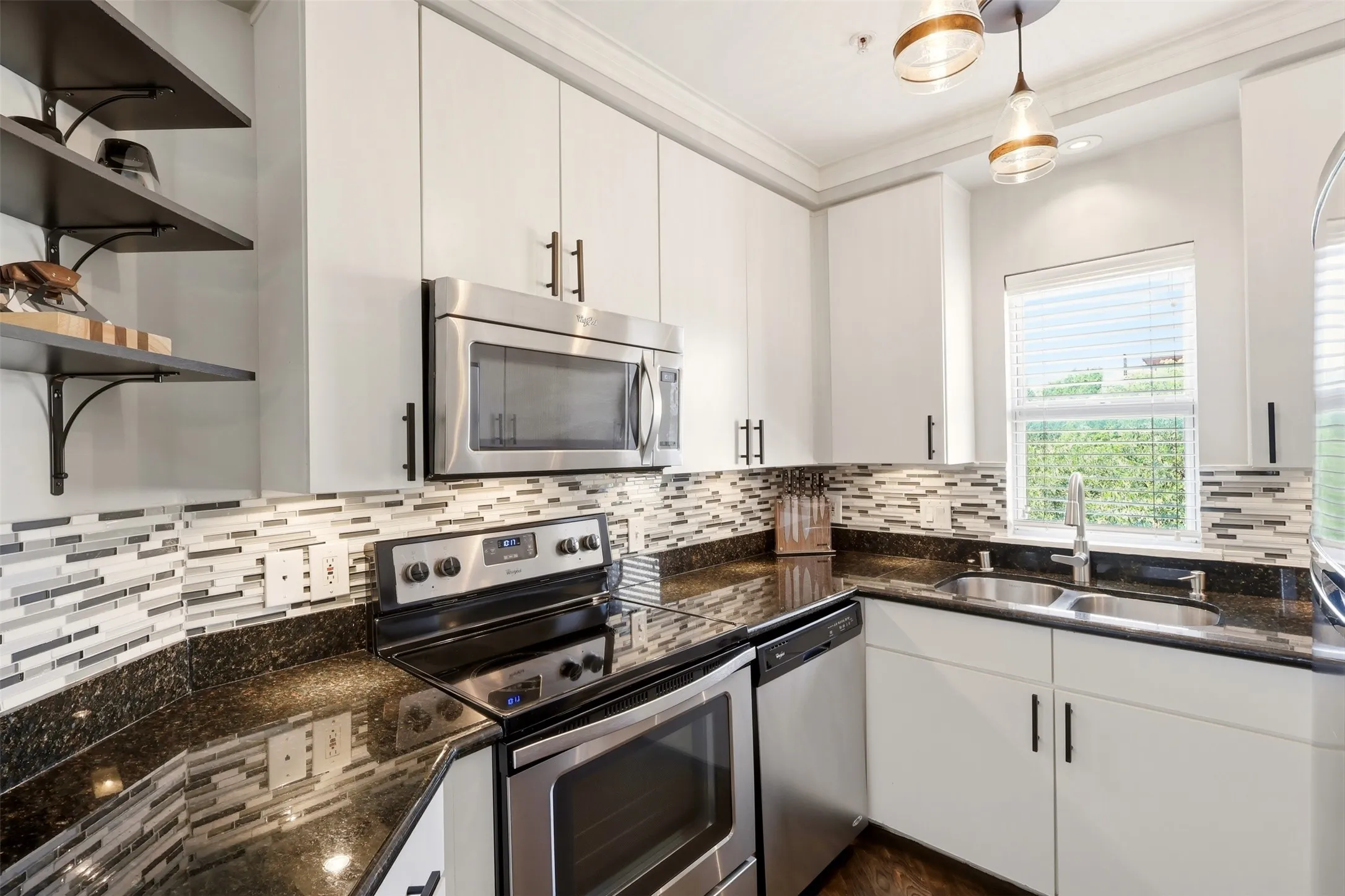 Condominium For Sale in Dallas County , 3922 Gilbert Avenue 211, Dallas, Texas 75219, 2 Bedroom, 3 Bathroom, 2 Garage spaces, 1,394 Sqft, built in 1997, mls#21308080, Real Estate Agent in Dallas, Homes For Sale in Dallas county, Homes For Sale in Dallas, Realtor in Dallas Texas, Real Estate Brokerage Independent Realty Texas, Luminita Cordes Realtor