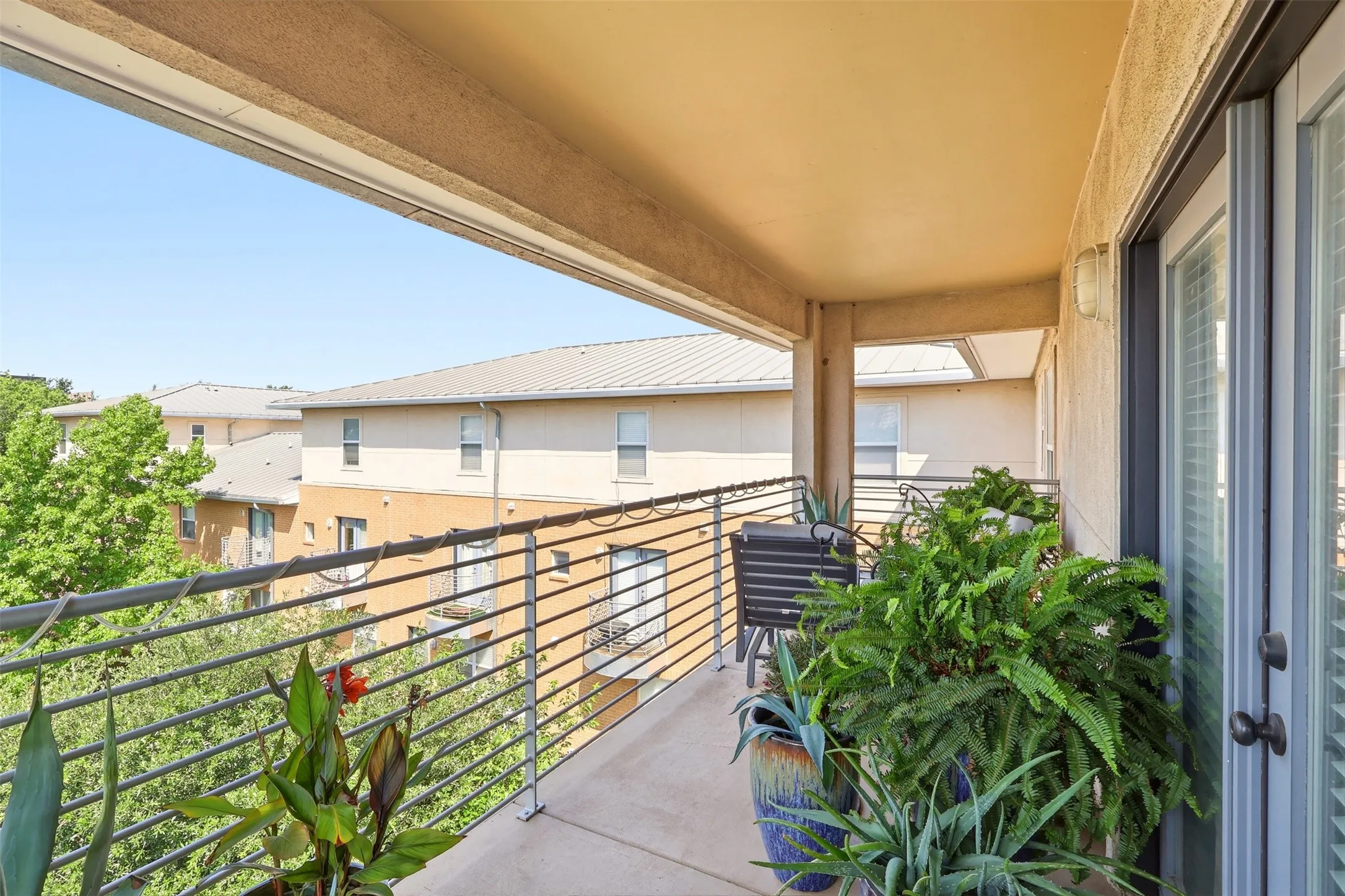 Condominium For Sale in Dallas County , 3922 Gilbert Avenue 211, Dallas, Texas 75219, 2 Bedroom, 3 Bathroom, 2 Garage spaces, 1,394 Sqft, built in 1997, mls#21308080, Real Estate Agent in Dallas, Homes For Sale in Dallas county, Homes For Sale in Dallas, Realtor in Dallas Texas, Real Estate Brokerage Independent Realty Texas, Luminita Cordes Realtor
