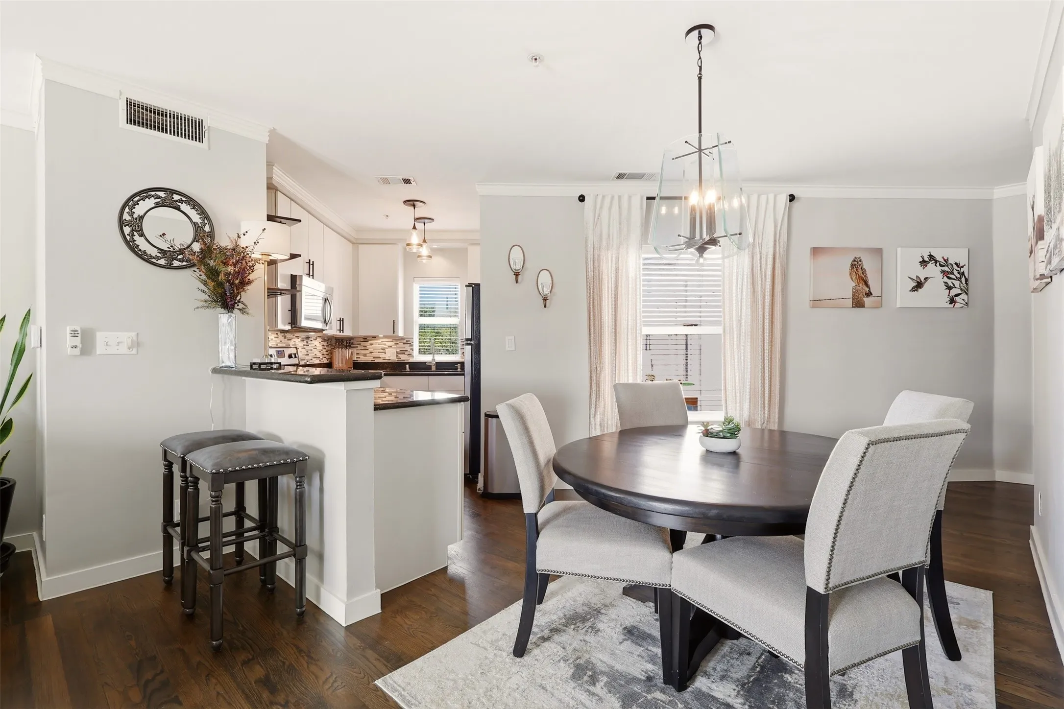 Condominium For Sale in Dallas County , 3922 Gilbert Avenue 211, Dallas, Texas 75219, 2 Bedroom, 3 Bathroom, 2 Garage spaces, 1,394 Sqft, built in 1997, mls#21308080, Real Estate Agent in Dallas, Homes For Sale in Dallas county, Homes For Sale in Dallas, Realtor in Dallas Texas, Real Estate Brokerage Independent Realty Texas, Luminita Cordes Realtor