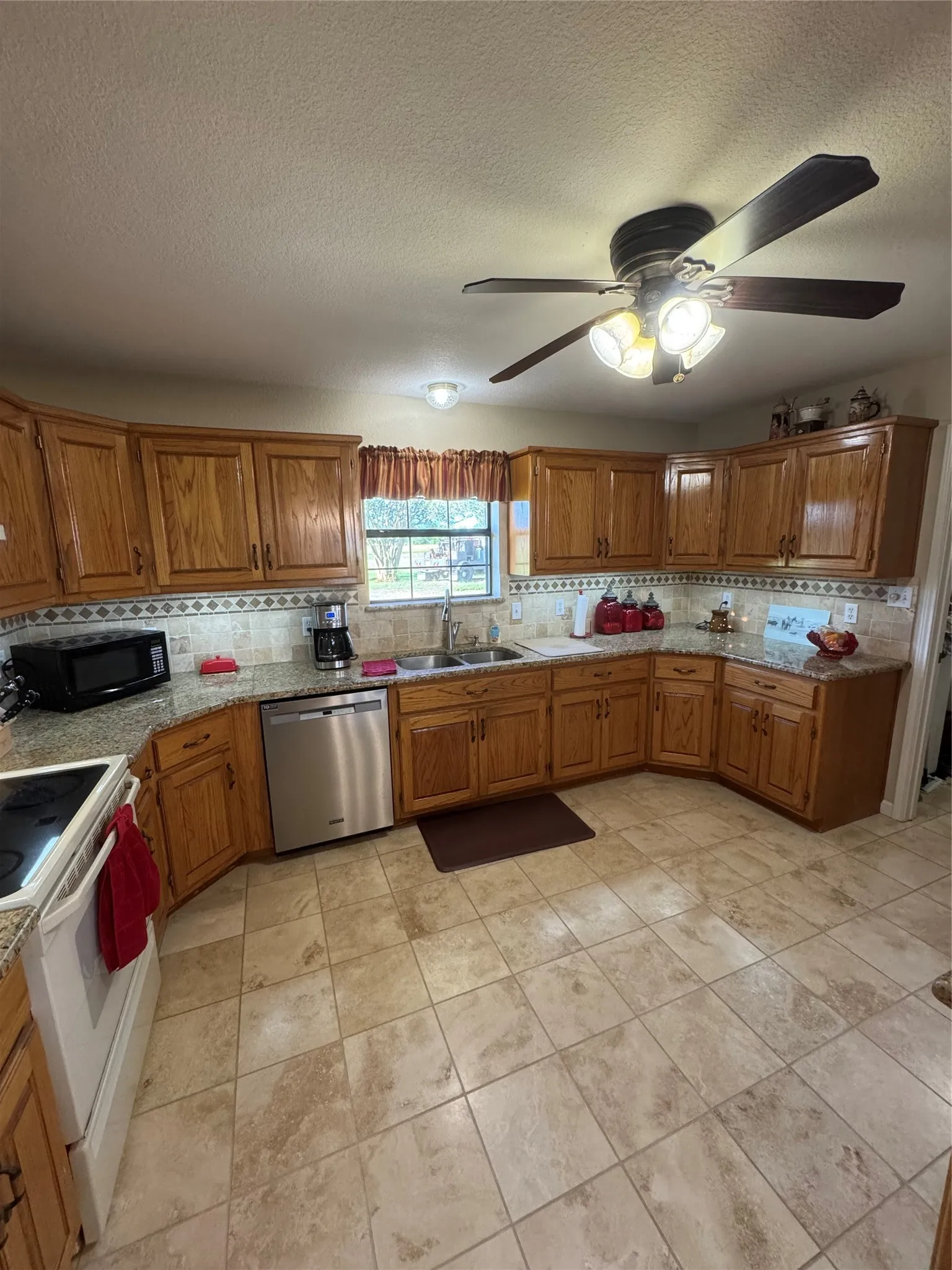 Farm For Sale in Kaufman County , 6655 County Road 118, Kaufman, Texas 75142, 3 Bedrooms, 3 Bathrooms, 2 Garage spaces, 1,833 Sqft, built in 1996, Price $900,000, mls#21282192, Real Estate Agent in Kaufman, Homes For Sale in Kaufman county, Homes For Sale in Kaufman, Realtor in Kaufman Texas, Real Estate Brokerage Independent Realty Texas, Luminita Cordes Realtor