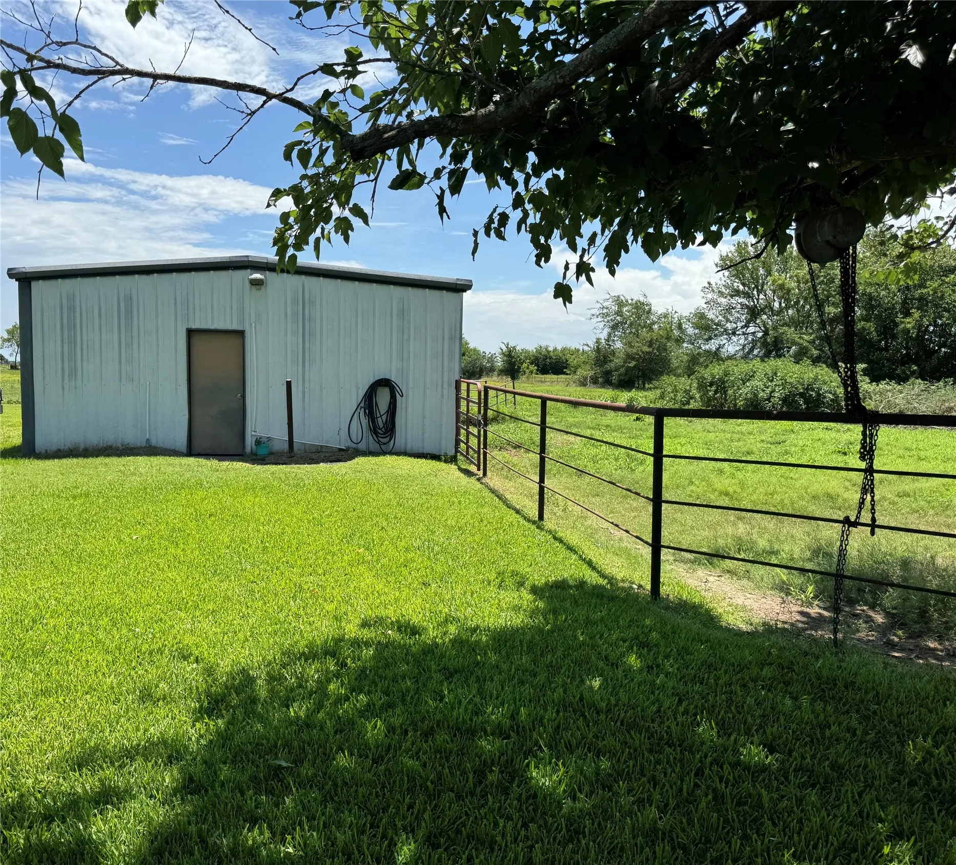 Farm For Sale in Kaufman County , 6655 County Road 118, Kaufman, Texas 75142, 3 Bedrooms, 3 Bathrooms, 2 Garage spaces, 1,833 Sqft, built in 1996, Price $900,000, mls#21282192, Real Estate Agent in Kaufman, Homes For Sale in Kaufman county, Homes For Sale in Kaufman, Realtor in Kaufman Texas, Real Estate Brokerage Independent Realty Texas, Luminita Cordes Realtor