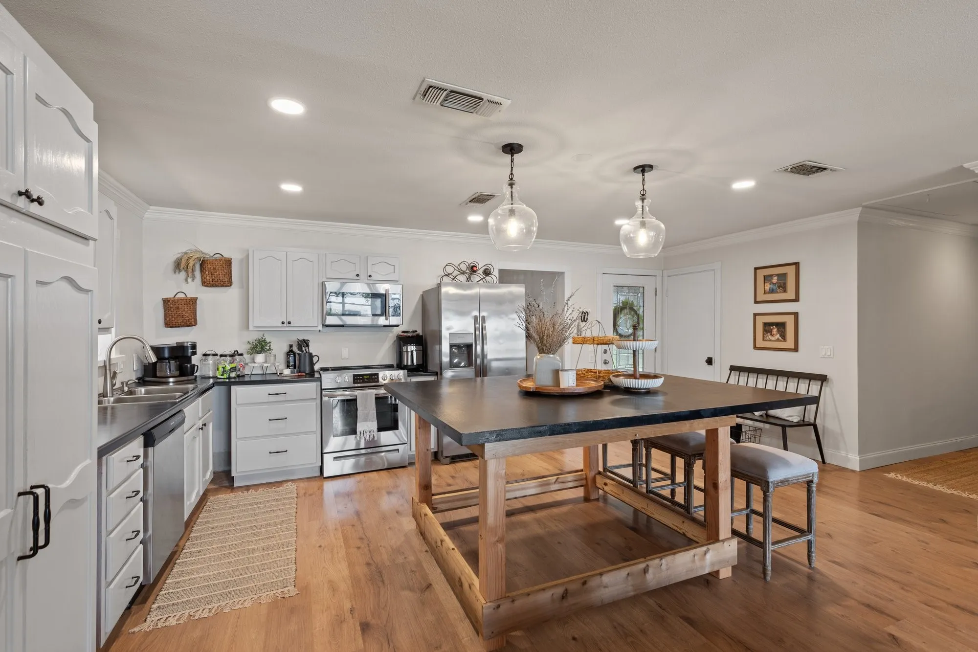 Single Family Residence For Sale in Franklin (TX) County , 331 Spring Creek Drive, Mount Vernon, Texas 75457, 4 Bedroom, 4 Bathroom, 2 Garage spaces, 2,292 Sqft, built in 1986, mls#21308721, Real Estate Agent in Mount Vernon, Homes For Sale in Franklin (TX) county, Homes For Sale in Mount Vernon, Realtor in Mount Vernon Texas, Real Estate Brokerage Independent Realty Texas, Luminita Cordes Realtor