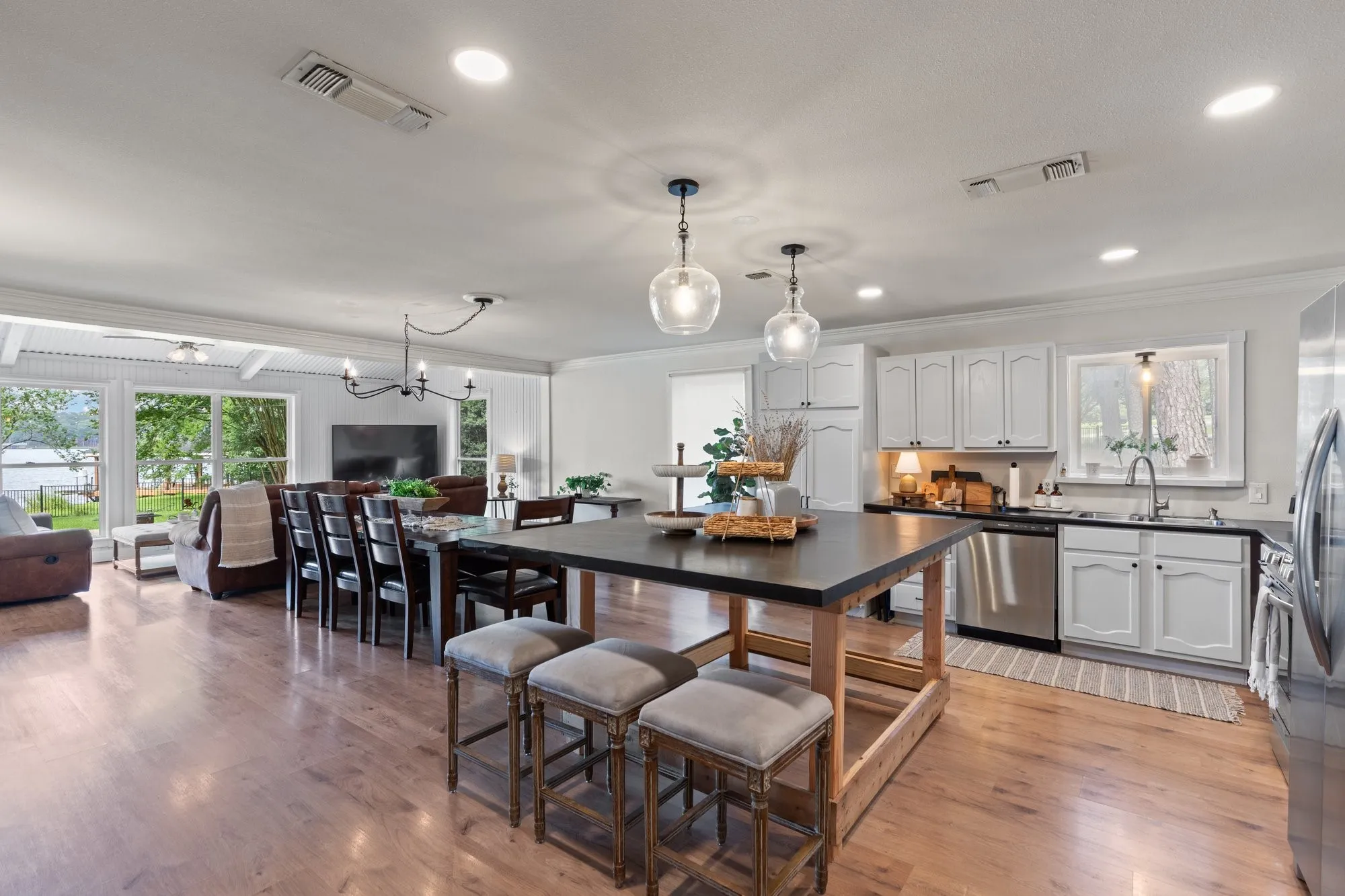 Single Family Residence For Sale in Franklin (TX) County , 331 Spring Creek Drive, Mount Vernon, Texas 75457, 4 Bedroom, 4 Bathroom, 2 Garage spaces, 2,292 Sqft, built in 1986, mls#21308721, Real Estate Agent in Mount Vernon, Homes For Sale in Franklin (TX) county, Homes For Sale in Mount Vernon, Realtor in Mount Vernon Texas, Real Estate Brokerage Independent Realty Texas, Luminita Cordes Realtor