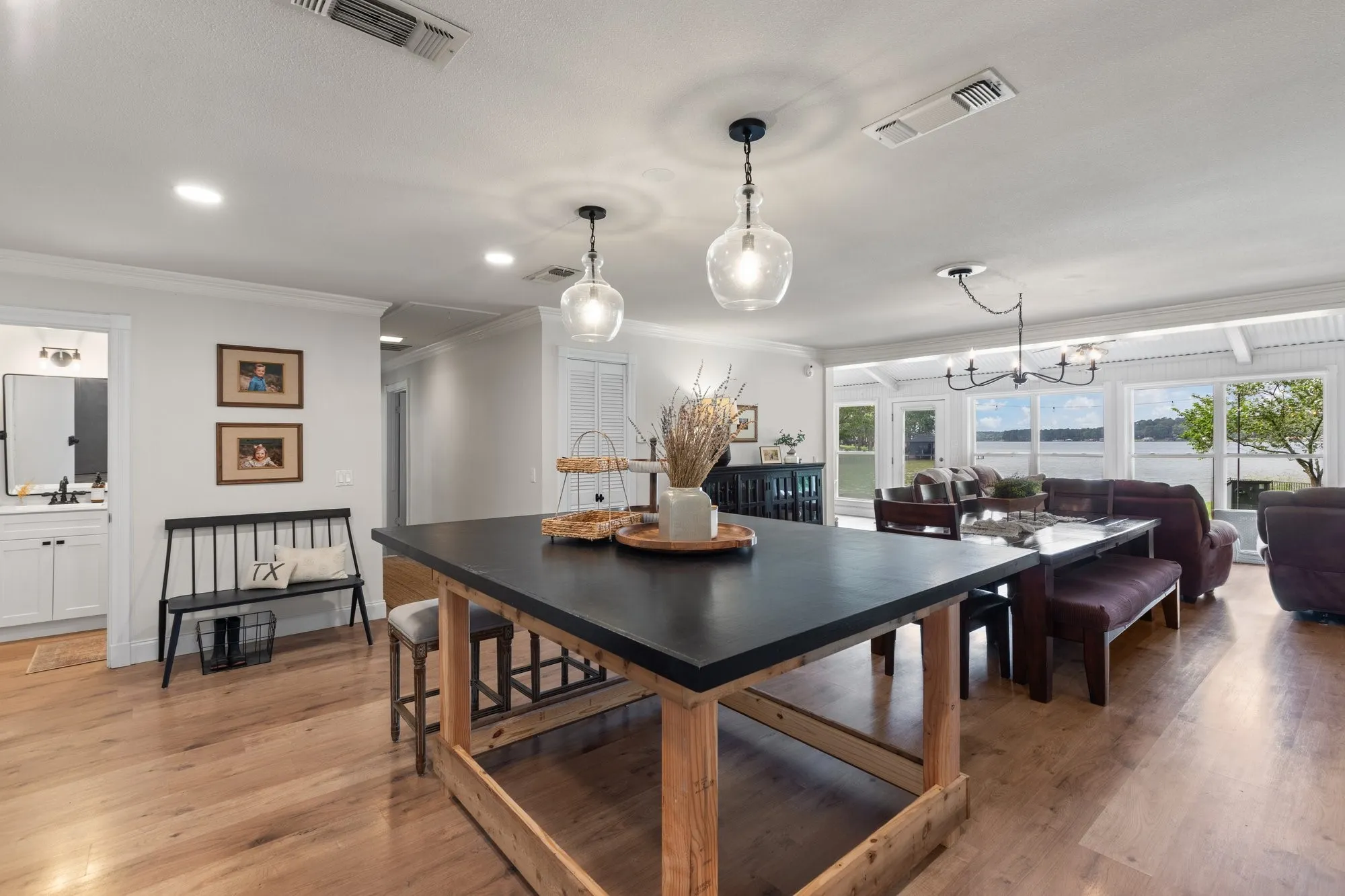 Single Family Residence For Sale in Franklin (TX) County , 331 Spring Creek Drive, Mount Vernon, Texas 75457, 4 Bedroom, 4 Bathroom, 2 Garage spaces, 2,292 Sqft, built in 1986, mls#21308721, Real Estate Agent in Mount Vernon, Homes For Sale in Franklin (TX) county, Homes For Sale in Mount Vernon, Realtor in Mount Vernon Texas, Real Estate Brokerage Independent Realty Texas, Luminita Cordes Realtor