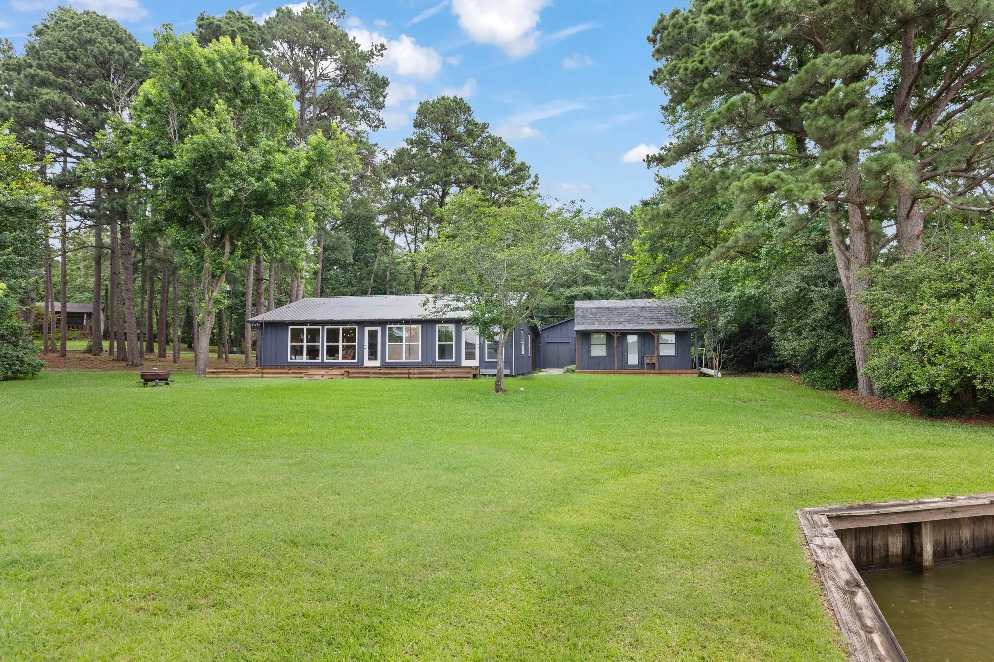 Single Family Residence For Sale in Franklin (TX) County , 331 Spring Creek Drive, Mount Vernon, Texas 75457, 4 Bedroom, 4 Bathroom, 2 Garage spaces, 2,292 Sqft, built in 1986, mls#21308721, Real Estate Agent in Mount Vernon, Homes For Sale in Franklin (TX) county, Homes For Sale in Mount Vernon, Realtor in Mount Vernon Texas, Real Estate Brokerage Independent Realty Texas, Luminita Cordes Realtor