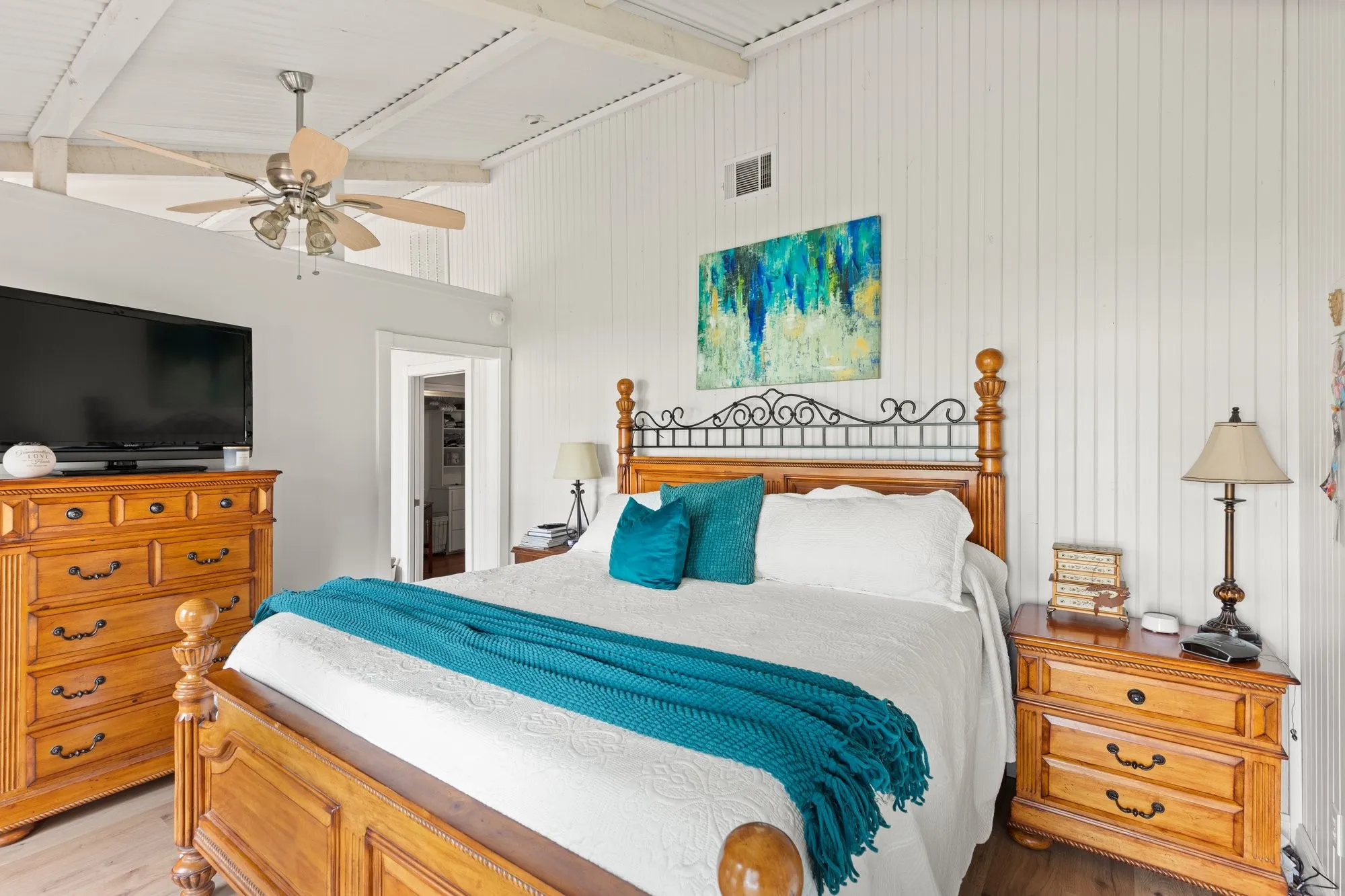 Single Family Residence For Sale in Franklin (TX) County , 331 Spring Creek Drive, Mount Vernon, Texas 75457, 4 Bedroom, 4 Bathroom, 2 Garage spaces, 2,292 Sqft, built in 1986, mls#21308721, Real Estate Agent in Mount Vernon, Homes For Sale in Franklin (TX) county, Homes For Sale in Mount Vernon, Realtor in Mount Vernon Texas, Real Estate Brokerage Independent Realty Texas, Luminita Cordes Realtor