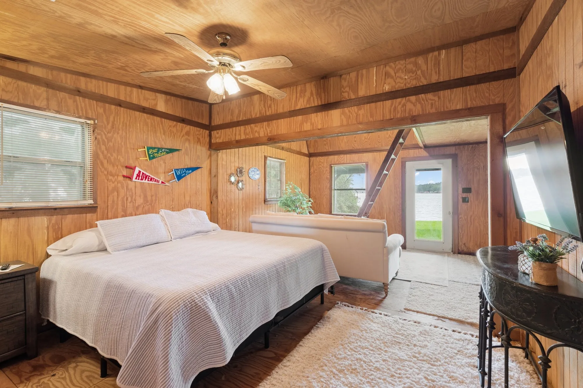 Single Family Residence For Sale in Franklin (TX) County , 331 Spring Creek Drive, Mount Vernon, Texas 75457, 4 Bedroom, 4 Bathroom, 2 Garage spaces, 2,292 Sqft, built in 1986, mls#21308721, Real Estate Agent in Mount Vernon, Homes For Sale in Franklin (TX) county, Homes For Sale in Mount Vernon, Realtor in Mount Vernon Texas, Real Estate Brokerage Independent Realty Texas, Luminita Cordes Realtor