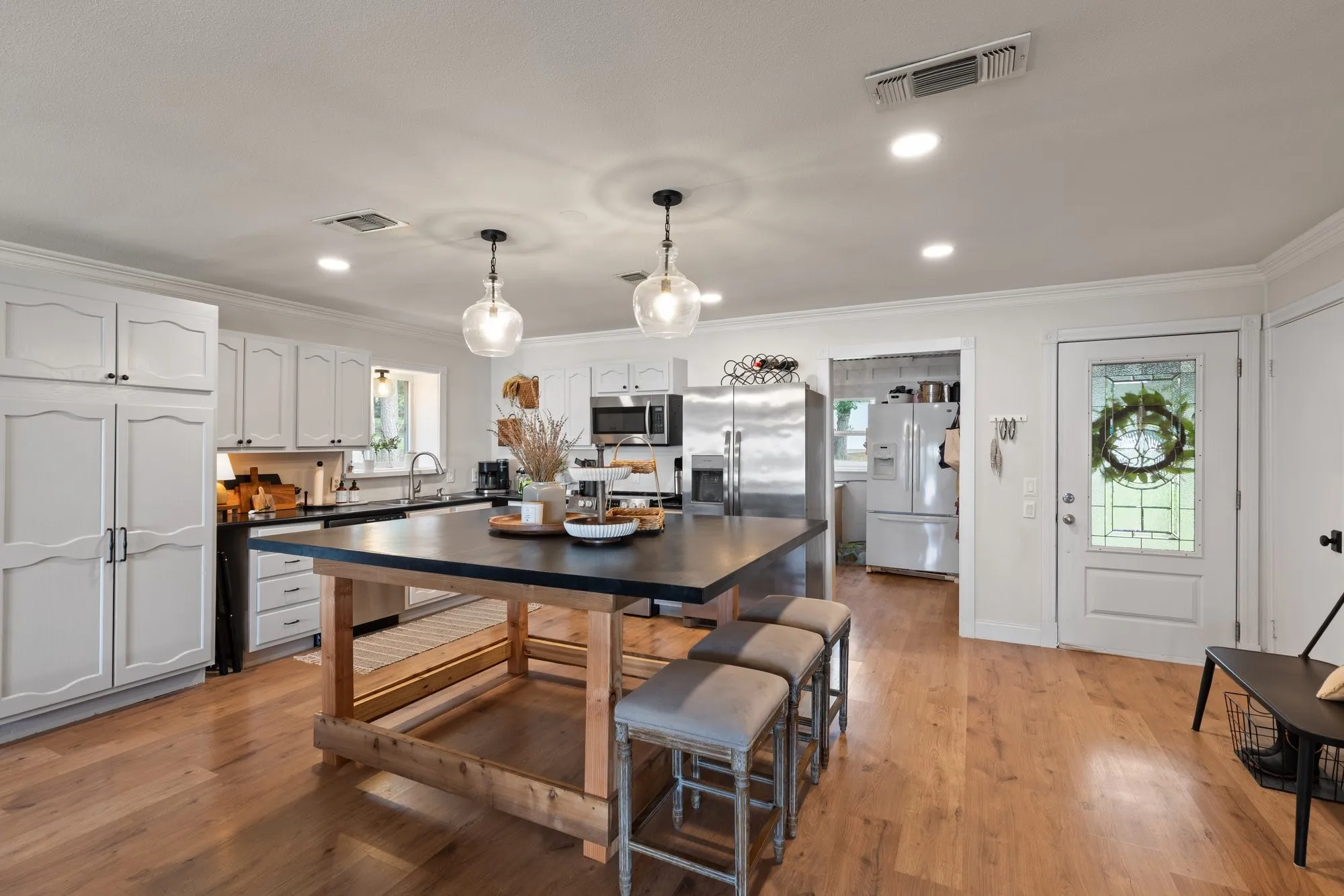 Single Family Residence For Sale in Franklin (TX) County , 331 Spring Creek Drive, Mount Vernon, Texas 75457, 4 Bedroom, 4 Bathroom, 2 Garage spaces, 2,292 Sqft, built in 1986, mls#21308721, Real Estate Agent in Mount Vernon, Homes For Sale in Franklin (TX) county, Homes For Sale in Mount Vernon, Realtor in Mount Vernon Texas, Real Estate Brokerage Independent Realty Texas, Luminita Cordes Realtor