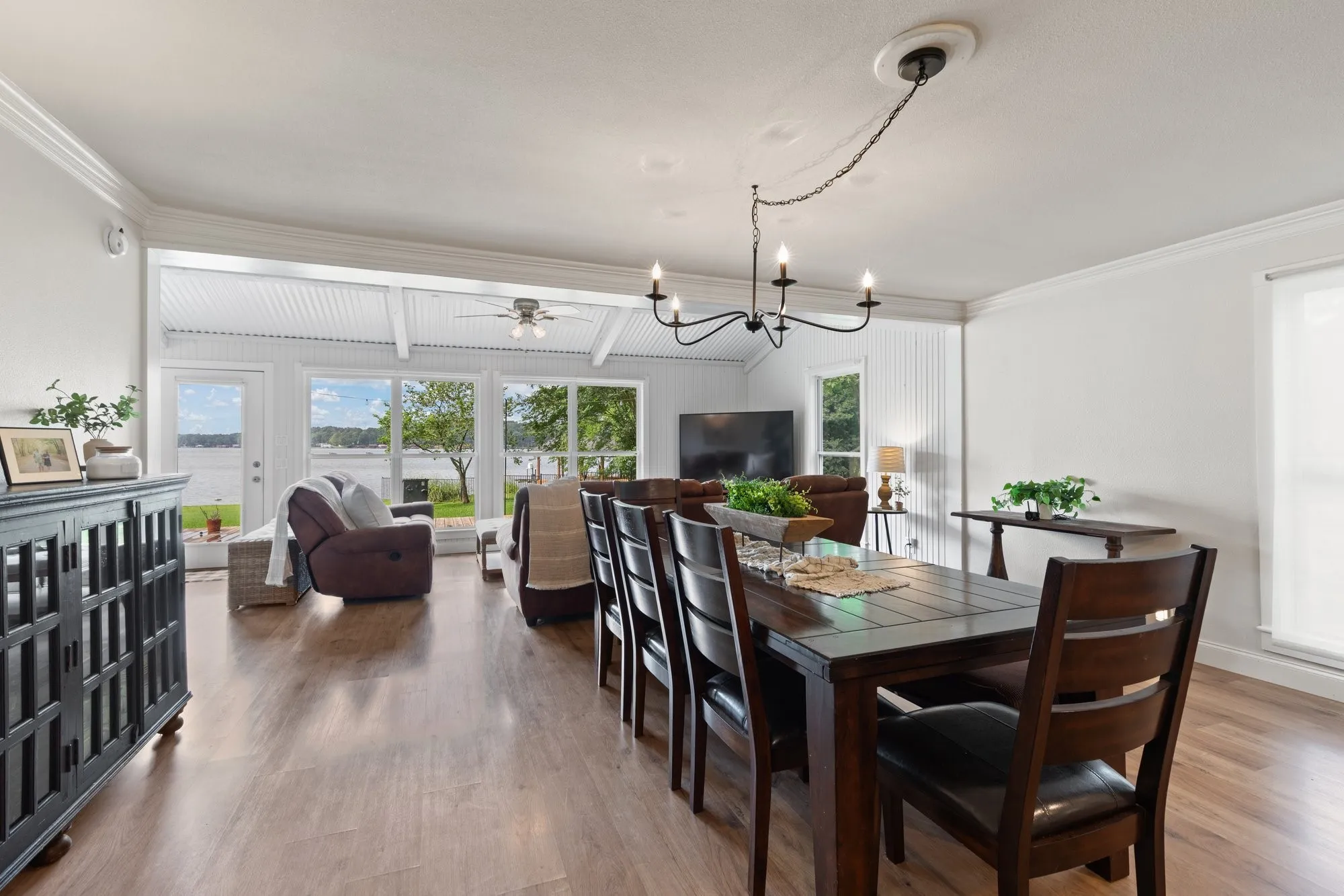 Single Family Residence For Sale in Franklin (TX) County , 331 Spring Creek Drive, Mount Vernon, Texas 75457, 4 Bedroom, 4 Bathroom, 2 Garage spaces, 2,292 Sqft, built in 1986, mls#21308721, Real Estate Agent in Mount Vernon, Homes For Sale in Franklin (TX) county, Homes For Sale in Mount Vernon, Realtor in Mount Vernon Texas, Real Estate Brokerage Independent Realty Texas, Luminita Cordes Realtor