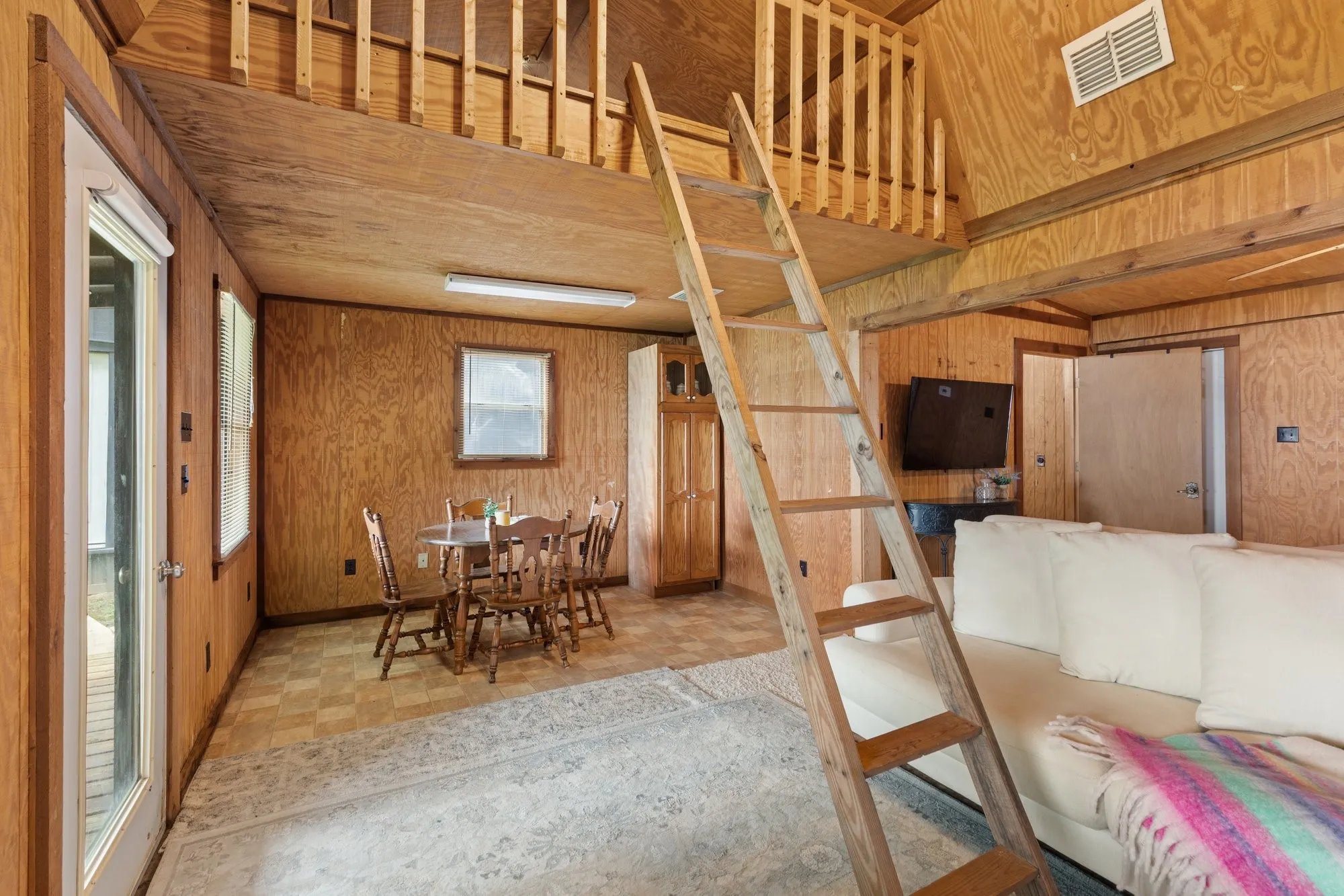 Single Family Residence For Sale in Franklin (TX) County , 331 Spring Creek Drive, Mount Vernon, Texas 75457, 4 Bedroom, 4 Bathroom, 2 Garage spaces, 2,292 Sqft, built in 1986, mls#21308721, Real Estate Agent in Mount Vernon, Homes For Sale in Franklin (TX) county, Homes For Sale in Mount Vernon, Realtor in Mount Vernon Texas, Real Estate Brokerage Independent Realty Texas, Luminita Cordes Realtor