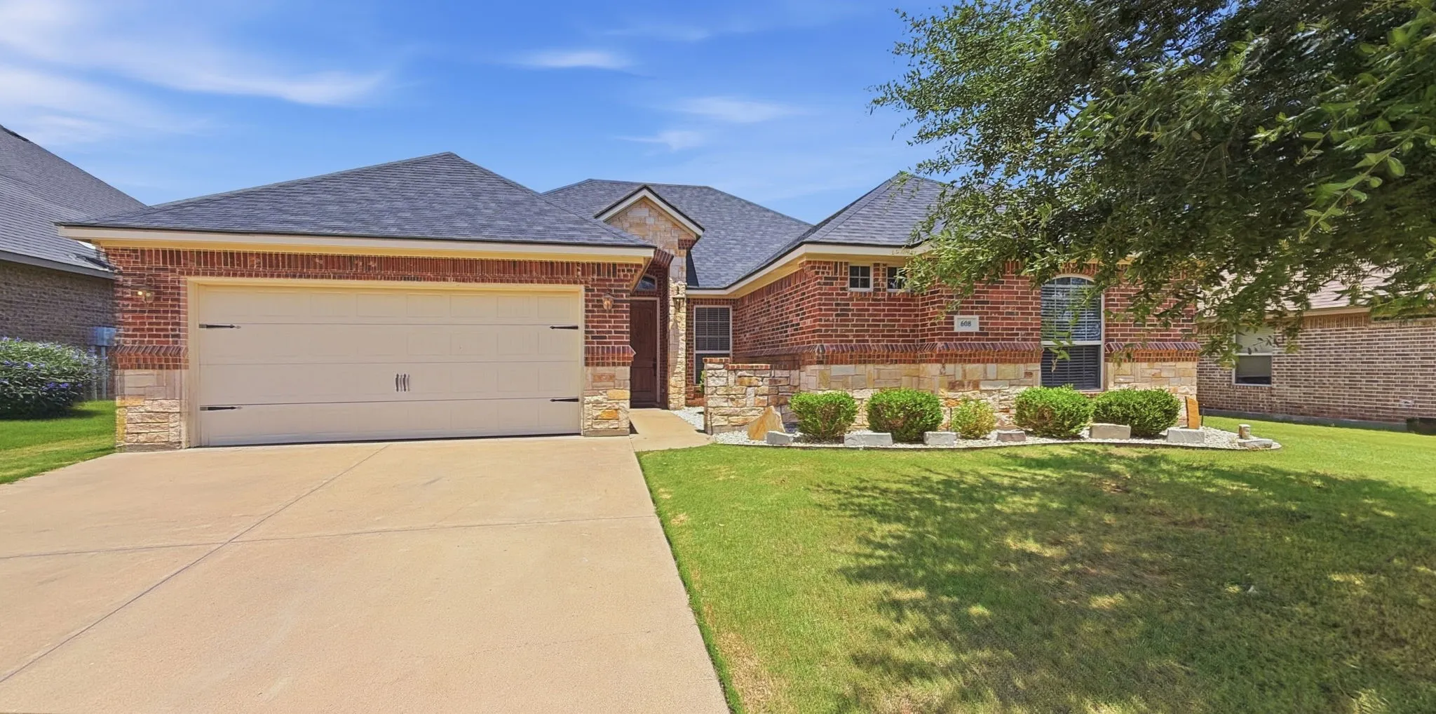 Single Family Residence For Sale in Hood County , 608 Donna Circle, Granbury, Texas 76049, 4 Bedroom, 2 Bathroom, 2 Garage spaces, 1,920 Sqft, built in 2011, mls#21308741, Real Estate Agent in Granbury, Homes For Sale in Hood county, Homes For Sale in Granbury, Realtor in Granbury Texas, Real Estate Brokerage Independent Realty Texas, Luminita Cordes Realtor