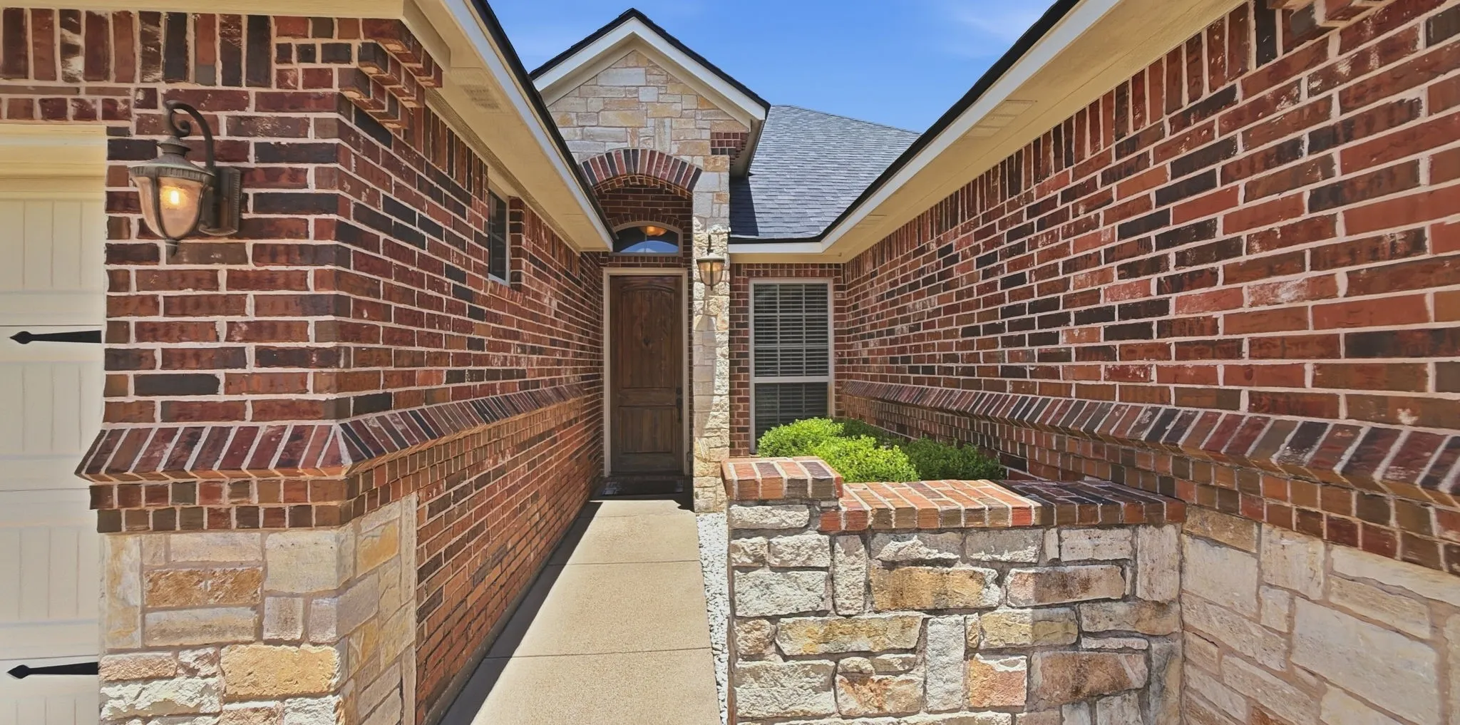 Single Family Residence For Sale in Hood County , 608 Donna Circle, Granbury, Texas 76049, 4 Bedroom, 2 Bathroom, 2 Garage spaces, 1,920 Sqft, built in 2011, mls#21308741, Real Estate Agent in Granbury, Homes For Sale in Hood county, Homes For Sale in Granbury, Realtor in Granbury Texas, Real Estate Brokerage Independent Realty Texas, Luminita Cordes Realtor