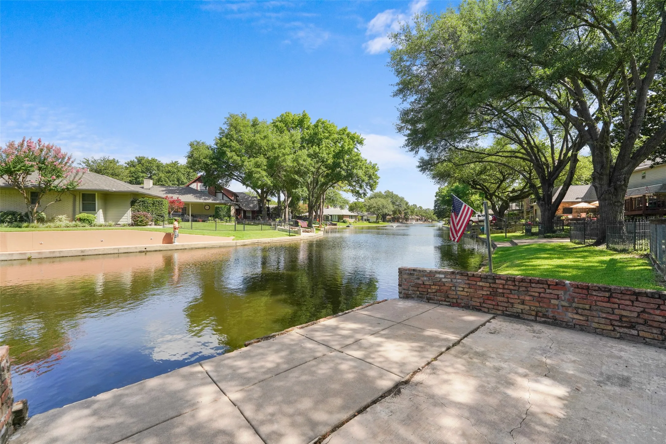 Single Family Residence For Sale in Tarrant County , 1404 Creekford Drive, Arlington, Texas 76012, 5 Bedroom, 5 Bathroom, 2 Garage spaces, 3,545 Sqft, built in 1974, mls#21301551, Real Estate Agent in Arlington, Homes For Sale in Tarrant county, Homes For Sale in Arlington, Realtor in Arlington Texas, Real Estate Brokerage Independent Realty Texas, Luminita Cordes Realtor