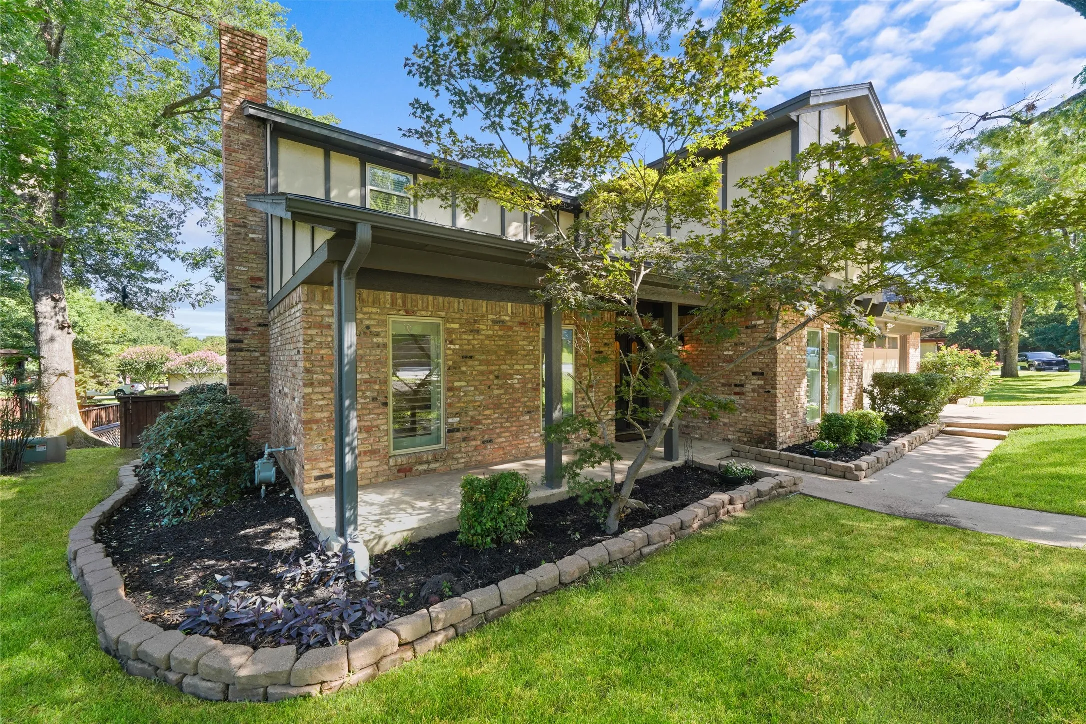 Single Family Residence For Sale in Tarrant County , 1404 Creekford Drive, Arlington, Texas 76012, 5 Bedroom, 5 Bathroom, 2 Garage spaces, 3,545 Sqft, built in 1974, mls#21301551, Real Estate Agent in Arlington, Homes For Sale in Tarrant county, Homes For Sale in Arlington, Realtor in Arlington Texas, Real Estate Brokerage Independent Realty Texas, Luminita Cordes Realtor