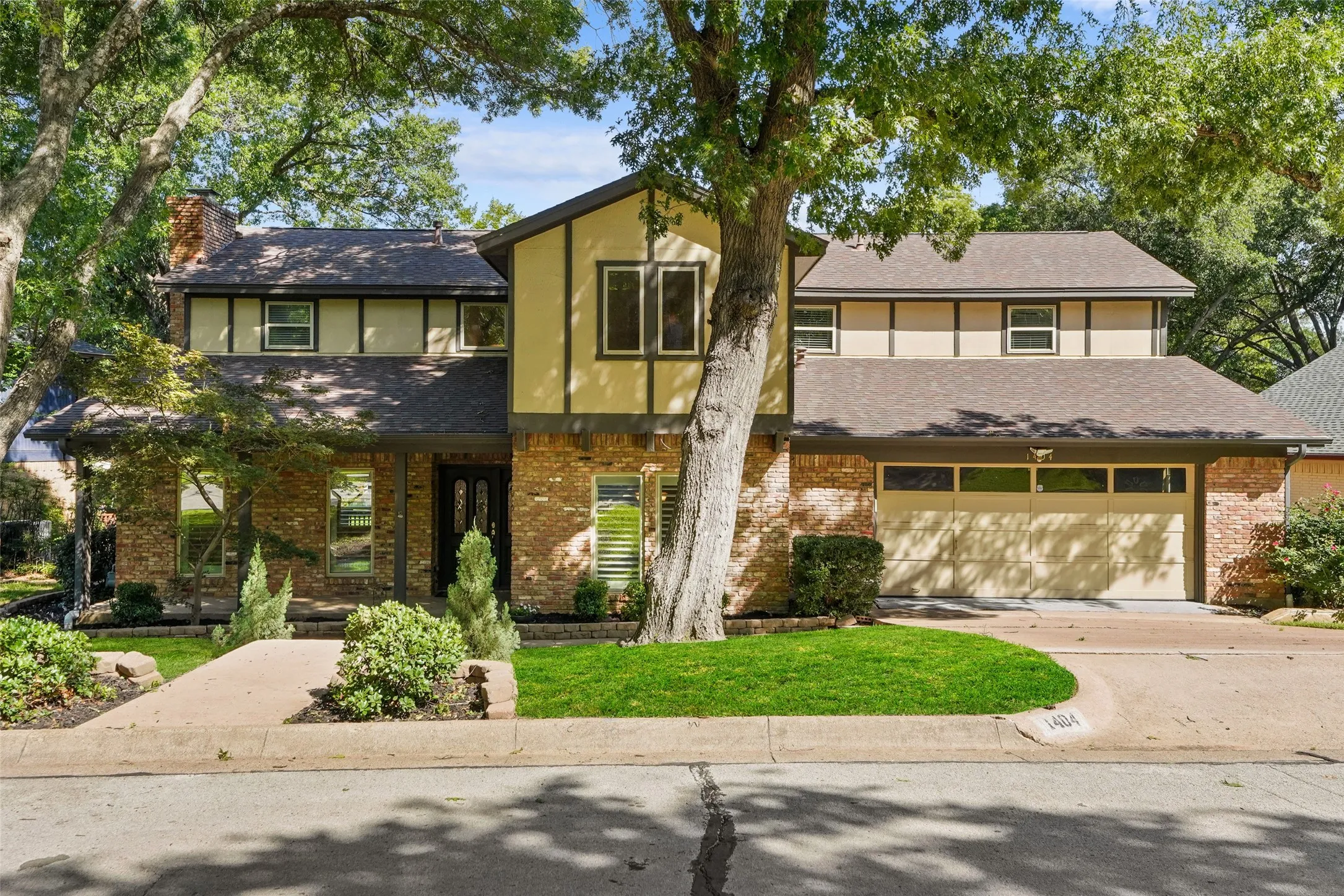 Single Family Residence For Sale in Tarrant County , 1404 Creekford Drive, Arlington, Texas 76012, 5 Bedroom, 5 Bathroom, 2 Garage spaces, 3,545 Sqft, built in 1974, mls#21301551, Real Estate Agent in Arlington, Homes For Sale in Tarrant county, Homes For Sale in Arlington, Realtor in Arlington Texas, Real Estate Brokerage Independent Realty Texas, Luminita Cordes Realtor
